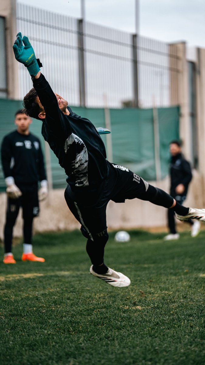 PremioSlotsMX's tweet photo. Nada entra sin lucha. 🧤⚽ Cada atajada es el resultado de horas de trabajo, disciplina y confianza. ¡El arco se defiende con el corazón!
#Portero #FutbolMX #Entrenamiento #PasiónPorElFútbol #VamosConTodo https://t.co/fxq9Dvjy5P