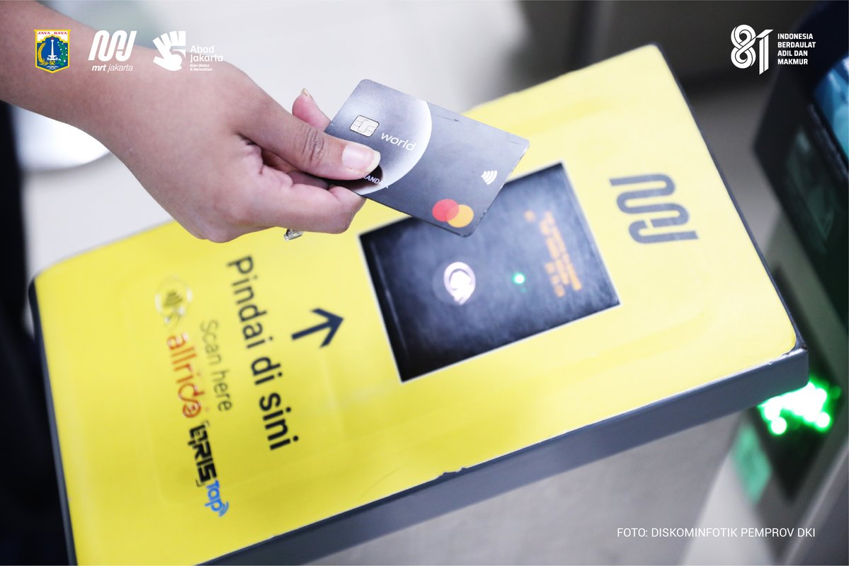 mrtjakarta's tweet photo. Resmi diluncurkan! Sekarang metode pembayaran tiket dengan kartu kredit nirsentuh berbasis global EMV sudah bisa digunakan di MRT Jakarta. 

Kolaborasi ini memfasilitasi penggunaan kartu kredit nirsentuh berbasis global (Europay, Mastercard, Visa) EMV di MRT Jakarta, untuk memberikan metode pembayaran tiket yang memudahkan wisatawan mancanegara dan keragaman pilihan pembayaran pelanggan MRT Jakarta dalam rangka mendukung transformasi Jakarta kota Global.

#MRTJakarta
#UbahJakarta