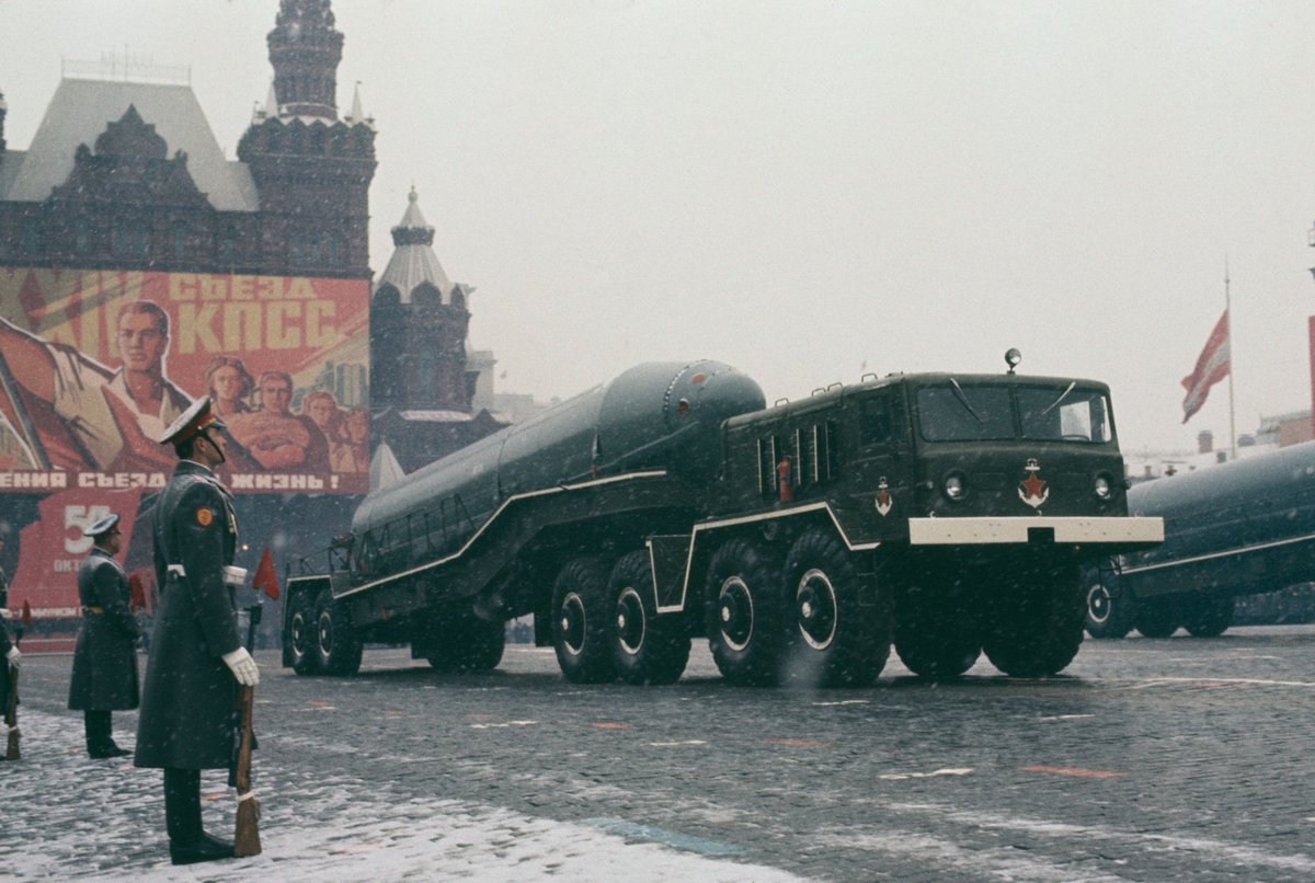 T_90AK's tweet photo. October Revolution Parade in Moscow, November, 1971. https://t.co/6VQupKxbvS