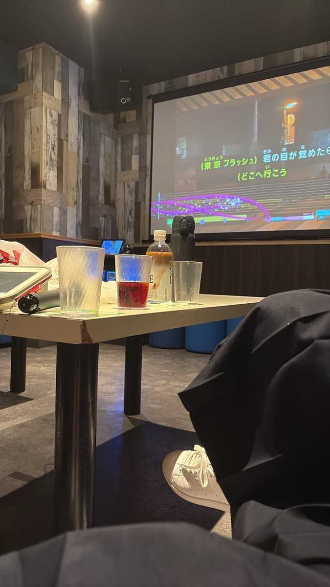 oe9hzp's tweet photo. 友達とカラオケなう https://t.co/8CNNPetynP