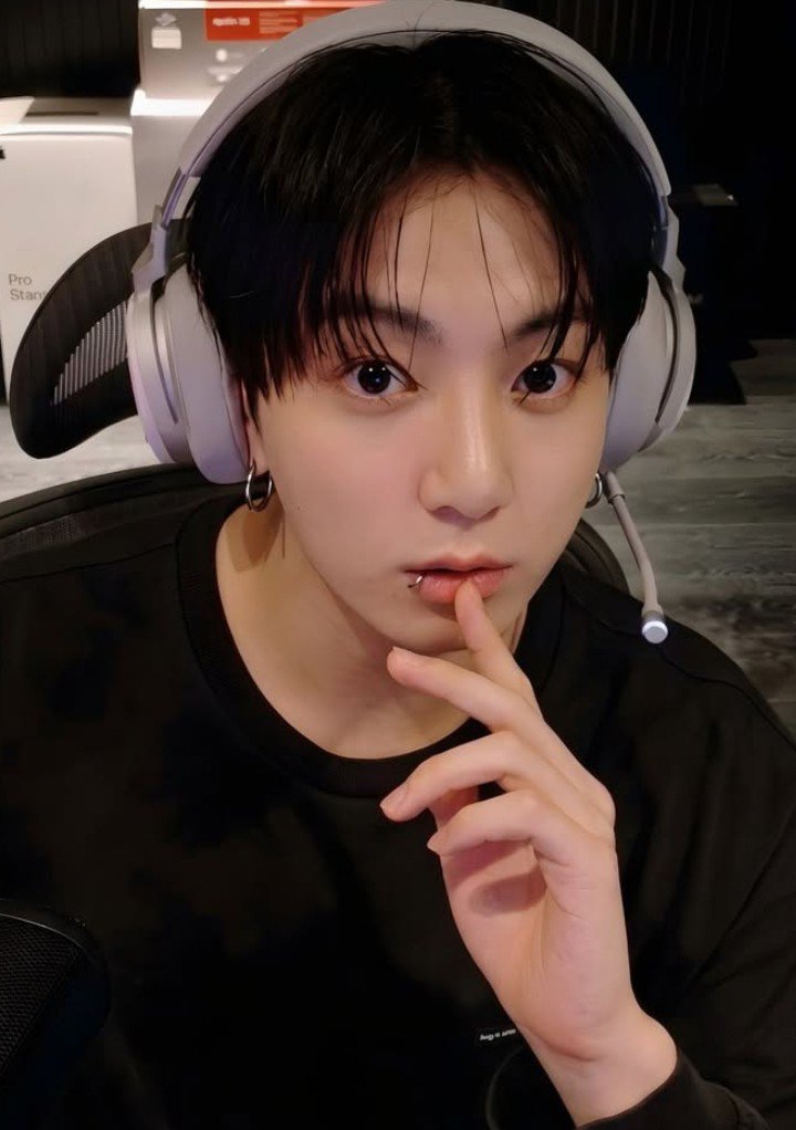 Mnijungkookdo's tweet photo. I want to follow U into the sun https://t.co/X1TbEuvzdr