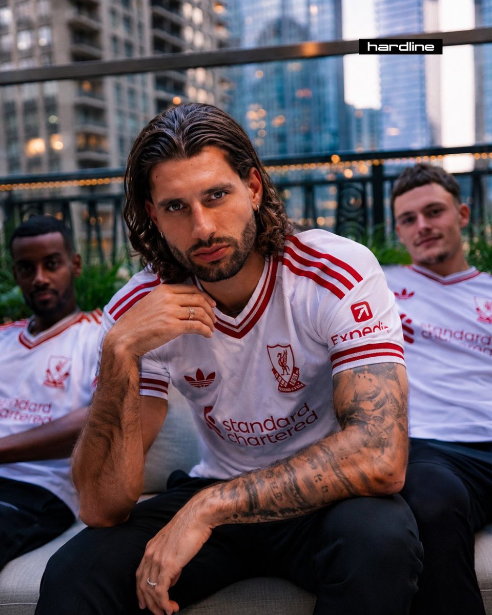LFC_Hardline's tweet photo. Cewek2 yg abis Piala Dunia masih cari klub buat didukung, kenalan dulu sama Mas Dom

The Official visual of Liverpool Football Club 😝

Away kit 26/27 (mestinya) launch di New York. 
Plot twist: flight Chicago–NY batal karena cuaca buruk, jadi visualnya kemungkinan skyline Chicago

Jadi Dom dulu atau jersey dulu?