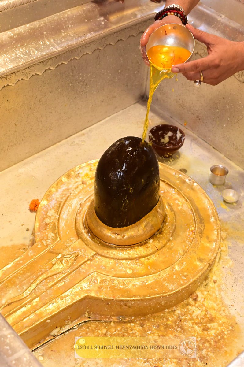 ShriVishwanath's tweet photo. श्री काशी विश्वनाथ जी की मध्यान्ह-भोग आरती I
#kashi #darshan #kashivishwanath #VishwanathDham #blessings https://t.co/m7fSWElrBF