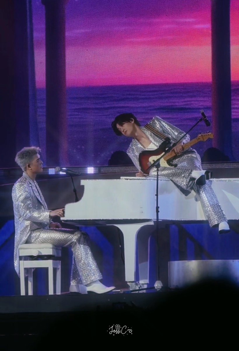 j2728g's tweet photo. Recap - #JossGawinConcert 🏖️✨🎧🌊🍃

     ภาพรวมของคอนยังคงเป็นสไตล์ของจอสกวินเหมือนเดิม เหมือนแฟนคอนปีที่แล้ว ไวป์อินเตอร์ ไวป์ฝรั่ง การเลือกเพลงดีทุกเพลง แม้บ้างเพลงไม่รู้จักแต่ก็สนุกไปกับโชว์ รูปแบบโชว์ไม่ได้อลังการมาก ไม่ได้มีโชว์เทคนิคอะไรพิเศษเยอะ ซึ่งรู้สึกชอบดูอะไรแบบนี้มาก มันง่าย ๆ แต่เต็มไปด้วยความรู้สึกที่ดี เล่นกีต้าร์สลับกับการเต้น มีทั้งเรื่องที่ถนัดและไม่ถนัดผสมกันไป แต่รู้สึกว่ามันสั้นเกินไป 55555 อยากให้มีเพิ่มอีกนิดจริง ๆ ช่วงจบอยากให้มี Encore เพิ่มเพื่อจบคอนอย่างไม่รู้สึกว่า ห้ะ! จบแล้วหรอ แต่ก็นั้นแหละมันนิดเดียว โดยรวมมันดีมาก ๆ ยังคงรักการทำโชว์ของทั้งคู่มากเหมือนเดิม อยากดูคอนทุกปีอันนี้พูดจริง 👐🏼

     @Josswayar ในส่วนของพี่จอสเมนสุดที่รัก มีเรื่องอยากชื่นชมมากมายเลยแหละ พี่จะรู้ตัวไหมว่าพี่เก่งขึ้นจากปีที่แล้วมาก ๆ เรื่องแรกที่ขอชมเลยคือการเต้น คอนครั้งนี้ลายเต้นพี่จอสดีขึ้นมากอย่างเห็นได้โครตชัด พี่สนิทกับร่างกายตัวเองแล้วเป็นที่เรียบร้อย พี่แม่งโครตเจ๋ง เป็นการดูโชว์ที่สนุกมาก แล้วการปรับเปลี่ยนลุคในครั้งนี้ การย้อมผมมันทำให้ออร่าพี่พุ่งแล้วพุ่งอีก หนูเกือบเป็นบ้า!! โชว์ Sexy Back คือที่หนึ่งในใจหนูเลยพี่ คือโครตหล่อ ส่วนเรื่องการร้องเพลง เสียงแข็งแรงขึ้นมาก กล้าที่จะร้อง กล้าที่จะใช้เสียง คือพี่พัฒนาตัวเองได้ดีมาก ๆ อ่ะ พี่ไม่ต้องเก่งไปกว่าใครเลย พี่แค่เก่งกว่าตัวเองในเมื่อวาน เก่งกว่าตัวเองในปีที่แล้ว เท่านี้พี่ก็ถือว่าเก่งมากแล้วเลย รู้ว่ากดดันทุกครั้งแหละที่ทำอะไรที่ไม่ถนัด แต่อยากให้พี่รู้ไว้ว่าไม่ถนัดไม่ได้แปลว่าทำไม่ได้ และไม่ได้แปลว่ามันจะออกมาไม่ดี เพราะทุกครั้งที่พี่ทำมันดีที่สุดสำหรับหนู อยากเห็นพี่จอสอยู่บนเวทีไปอีกหลาย ๆ ปี ปีละอย่างน้อย 1 ครั้งก็ยังดีนะ ขอบคุณที่ตั้งใจฝึกซ้อมอย่างหนัก ขอบคุณที่ทำเต็มที่เพื่อพวกเรา ขอบคุณจากใจเลย พี่แม่งสุดยอดมนุษย์จริง ๆ รักมากกก

     @gawincaskey น้องกวินคนเก่งของแม่ ปีที่แล้วสร้างความประทับใจไว้ยังไง ปีนี้ทำได้ดีกว่าปีที่แล้วอีกนะรู้ไหม ปีนี้ขึ้นคอนในฐานะศิลปินเต็มตัวแล้วด้วย โครตจะภูมิใจในตัวกวิน ไม่รู้จะบรรยายความเก่งของกวินยังไงให้หมด เพราะมันเยอะเหลือเกิน แพชชั่นในด้านดนตรีของกวินยังคงสูงเหมือนเดิม และสูงขึ้นเรื่อย ๆ ปีที่แล้วพาเราไปรู้จักเพลงใหม่ ๆ เยอะมาก ปีนี้ก็เช่นกัน ทุกโชว์ที่กวินเลือกมากวินบอกเลือกตามใจตัวเอง ซึ่งนั้นเป็นสิ่งที่เราเชื่อที่สุดว่าเพลงที่กวินเลือกมันต้องดีมากแน่นอน และมันก็ดีจริง ๆ มีทุกแนว ใช้ทุกเทคนิคที่กวินมี ประทับใจทุกโชว์จนแทบจะเลือกไม่ได้ แต่ที่ชอบสุดคงเป็นเพลงจำใจ – Gone Away เพลงเดบิวต์แรกในฐานะศิลปินของกวิน ได้ฟังแบบสดแล้วยิ่งเพราะขึ้นไปอีก เสียงสวรรค์สุด ๆ เก่งมาก ๆ เลยอ่ะเด็กคนนี้ เวทีมันคือสถานที่ของกวิน กวินเกิดมาเพื่อเป็นศิลปิน หวังว่าเราจะได้เห็นกวินบนเวทีไปอีกนาน ๆ เลยนะ ไม่มีครั้งสุดท้ายเร็ว ๆ นี้หรอก อายุยังไม่เยอะเลย เล่นไปจนกว่าพวกเราจะแก่ไปด้วยกันนะ กวินเก่งที่สุดในโลก เด็กมหัศจรรย์ของแม่

     สุดท้ายนี้ขอบคุณจอสกวินที่ตั้งใจฝึกฝน ตั้งใจทำโชว์ใน JossGawinConcert ออกมาให้พวกเราได้รับชม รับฟัง เป็นอย่างดี เราโครตจะรักเสียงร้อง รักการออนสเตจของพวกแก รักจนอยากดูคอนพวกแกปีละครั้งเลยด้วยซ้ำ มีอีกหลายเพลงที่อยากให้พวกแกร้องให้ฟัง แต่ค่าลิขสิทธิ์ก็คงแพงแหละ 55555 ปีที่แล้วแฟนคอนเราภูมิใจในตัวพวกแกยังไง ปีนี้ภูมิใจในตัวพวกแกเพิ่มขึ้นมากกว่าเดิมอีก ขอบคุณอะไรก็ตามที่ทำให้เราได้มาพบกัน การได้เจอคนที่เก่งขนาดนี้ เป็นของขวัญที่ดีที่สุดในชีวิตแฟนคลับคนหนึ่งเลย รักจอสกวินมากนะ รักพวกแกที่เป็นตัวของตัวเอง รักในความพยายามของพวกแกทุก ๆ เรื่อง รักทุกอย่างที่เป็นจอสกวิน เจอกันใหม่คอนเสิร์ตปีหน้า มาเล่นให้ดูอีกนะห้ามบิดกัน รักจอสกวินนร้าา 💜❤️