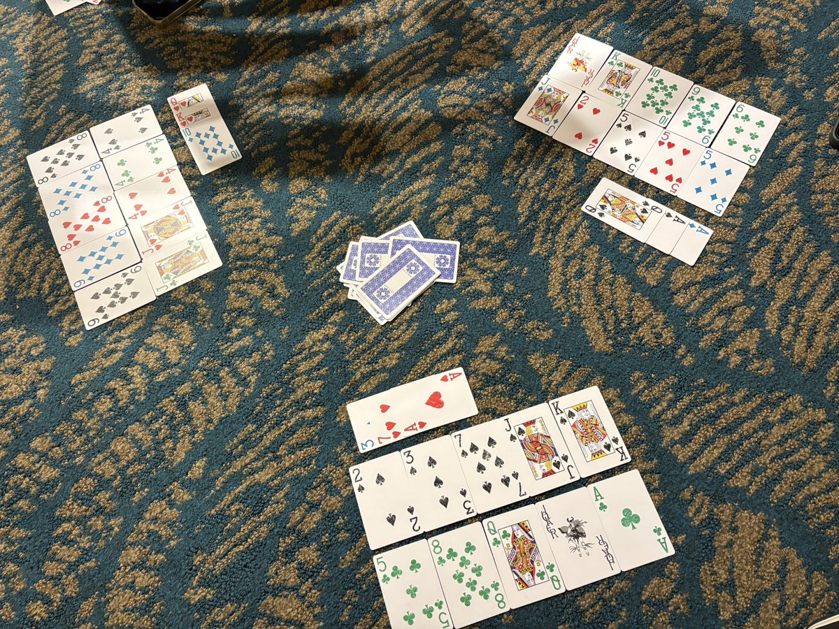 juxx87's tweet photo. ハワイ3日目にしてポーカー依存症発症。

遂にチャイポ初心者講習を従兄妹（高3と高1）に受けさせちゃった😏
すんなり覚えて、きっちりハマってくれたっぽい笑
そんで何故か教えた僕がボロ負けでした笑
でも良い教育が出来たのでよしｯｯｯ🤫

#ギャンブル教育委員会 https://t.co/NHyb8W6v8I