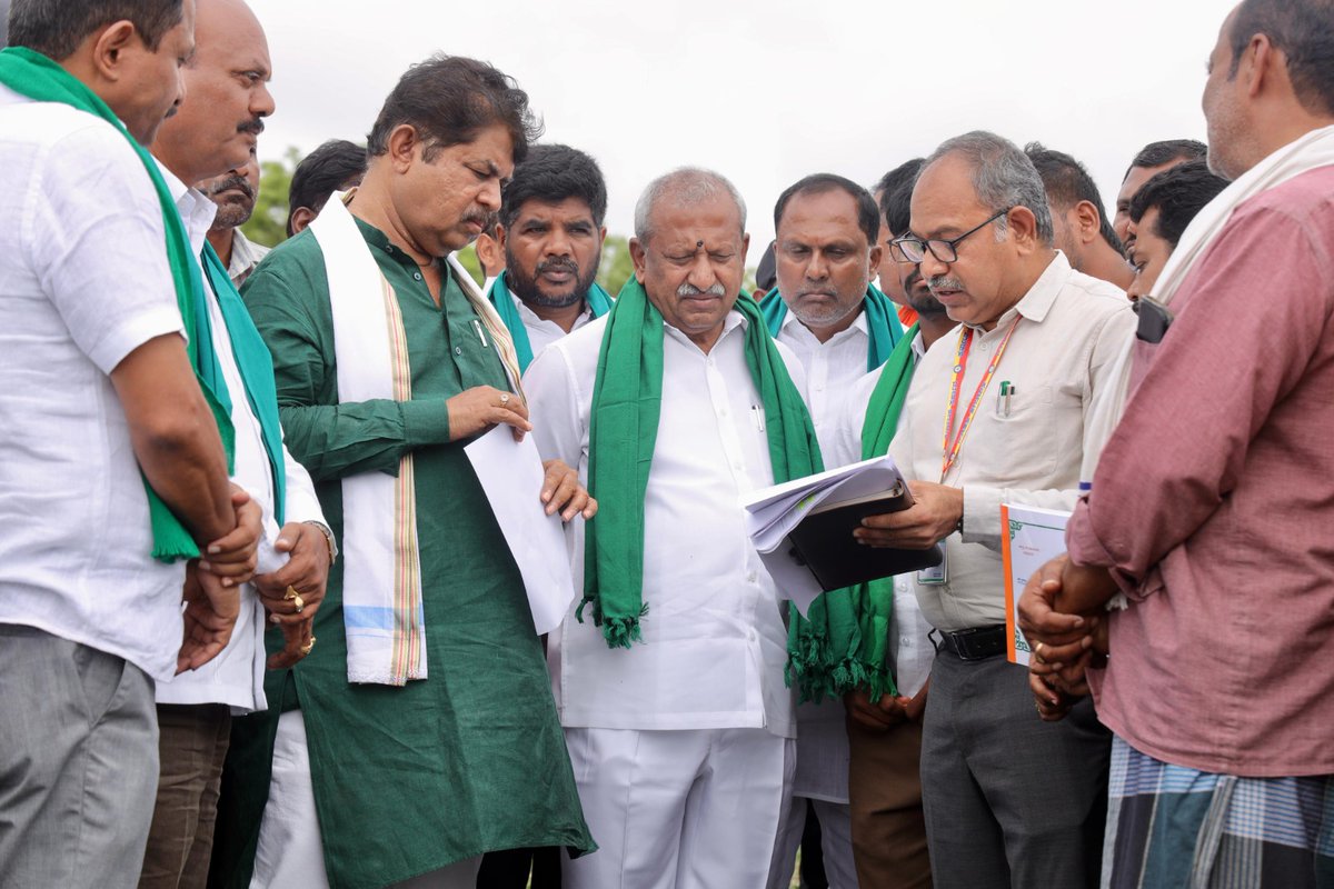 BJP4Karnataka's tweet photo. ಕಾಂಗ್ರೆಸ್‌ ಸರ್ಕಾರದ ನಿರ್ಲಕ್ಷ್ಯಕ್ಕೆ ಒಳಗಾಗಿ ಸಂಕಷ್ಟ ಅನುಭವಿಸುತ್ತಿರುವ ರೈತರ ಸಮಸ್ಯೆ ಮತ್ತು ಬರ ಪರಿಸ್ಥಿತಿ ಪರಿಶೀಲಿಸಲು ಇಂದು ಪ್ರತಿಪಕ್ಷ ನಾಯಕರಾದ ಶ್ರೀ @RAshokaBJP ಅವರ ನೇತೃತ್ವದ ಬರ ಅಧ್ಯಯನ ತಂಡವು ಚಿತ್ರದುರ್ಗ ಜಿಲ್ಲೆಯ ಹಿರಿಯೂರು ತಾಲ್ಲೂಕಿನ ಸೂರಗೊಂಡನಹಳ್ಳಿ ಗ್ರಾಮಕ್ಕೆ ಭೇಟಿ ನೀಡಿ, ನೀರಿನ ಕೊರತೆಯಿಂದ ಹಾನಿಗೊಳಗಾದ ಸೂರ್ಯಕಾಂತಿ ಬೆಳೆಯನ್ನು ಪರಿಶೀಲಿಸಿ, ರೈತರ ಸಮಸ್ಯೆಗಳನ್ನು ಆಲಿಸಿತು. 

ಈ ಸಂದರ್ಭದಲ್ಲಿ ರಾಜ್ಯ ಉಪಾಧ್ಯಕ್ಷರು ಹಾಗೂ ಮಾಜಿ ಸಚಿವರಾದ ಶ್ರೀ ಬೈರತಿ ಬಸವರಾಜ್‌, ವಿಧಾನ ಪರಿಷತ್‌ ಸದಸ್ಯರಾದ ಶ್ರೀ ಕೆ. ಎಸ್.‌ ನವೀನ್‌, ಪದಾಧಿಕಾರಿಗಳು, ಪ್ರಮುಖರು, ರೈತ ಮುಖಂಡರು ಮತ್ತು ಕಾರ್ಯಕರ್ತರು ಉಪಸ್ಥಿತರಿದ್ದರು.
‌
#CongressFailsKarnataka
#ರೈತವಿರೋಧಿಕಾಂಗ್ರೆಸ್