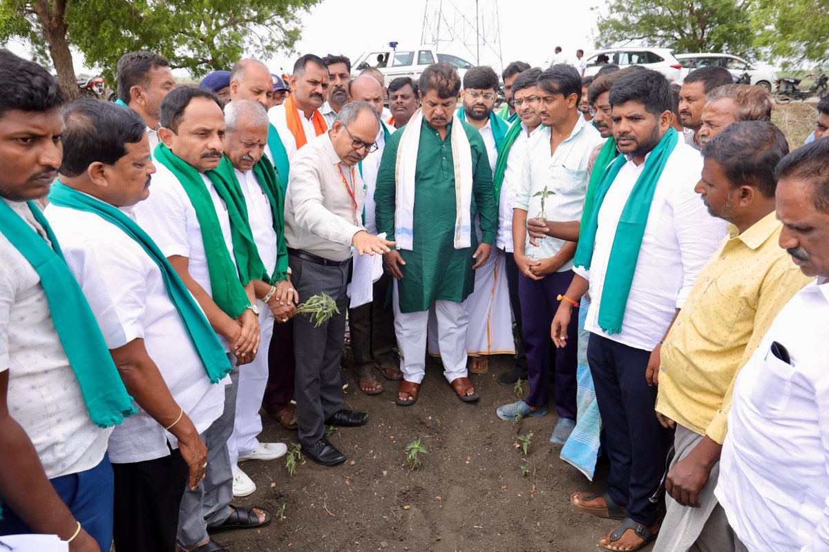 BJP4Karnataka's tweet photo. ಕಾಂಗ್ರೆಸ್‌ ಸರ್ಕಾರದ ನಿರ್ಲಕ್ಷ್ಯಕ್ಕೆ ಒಳಗಾಗಿ ಸಂಕಷ್ಟ ಅನುಭವಿಸುತ್ತಿರುವ ರೈತರ ಸಮಸ್ಯೆ ಮತ್ತು ಬರ ಪರಿಸ್ಥಿತಿ ಪರಿಶೀಲಿಸಲು ಇಂದು ಪ್ರತಿಪಕ್ಷ ನಾಯಕರಾದ ಶ್ರೀ @RAshokaBJP ಅವರ ನೇತೃತ್ವದ ಬರ ಅಧ್ಯಯನ ತಂಡವು ಚಿತ್ರದುರ್ಗ ಜಿಲ್ಲೆಯ ಹಿರಿಯೂರು ತಾಲ್ಲೂಕಿನ ಸೂರಗೊಂಡನಹಳ್ಳಿ ಗ್ರಾಮಕ್ಕೆ ಭೇಟಿ ನೀಡಿ, ನೀರಿನ ಕೊರತೆಯಿಂದ ಹಾನಿಗೊಳಗಾದ ಸೂರ್ಯಕಾಂತಿ ಬೆಳೆಯನ್ನು ಪರಿಶೀಲಿಸಿ, ರೈತರ ಸಮಸ್ಯೆಗಳನ್ನು ಆಲಿಸಿತು. 

ಈ ಸಂದರ್ಭದಲ್ಲಿ ರಾಜ್ಯ ಉಪಾಧ್ಯಕ್ಷರು ಹಾಗೂ ಮಾಜಿ ಸಚಿವರಾದ ಶ್ರೀ ಬೈರತಿ ಬಸವರಾಜ್‌, ವಿಧಾನ ಪರಿಷತ್‌ ಸದಸ್ಯರಾದ ಶ್ರೀ ಕೆ. ಎಸ್.‌ ನವೀನ್‌, ಪದಾಧಿಕಾರಿಗಳು, ಪ್ರಮುಖರು, ರೈತ ಮುಖಂಡರು ಮತ್ತು ಕಾರ್ಯಕರ್ತರು ಉಪಸ್ಥಿತರಿದ್ದರು.
‌
#CongressFailsKarnataka
#ರೈತವಿರೋಧಿಕಾಂಗ್ರೆಸ್