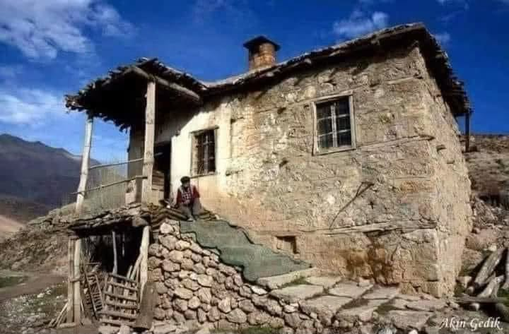 TOPRAK_2_'s tweet photo. Telefonum çaldı açtım tanımadığım bir bayan.  sizi medyadan takip ediyorum benim bir hikayem var anlatsam bunu kaleme alırmısın? Dedi ve hıçkırıklarla ağlayarak anlattı. Gözlerim yaşlı dinledim ve anlattığı gibi kaleme alıyorum...
" Adım Züleyha. Boluluyum fakir bir ailenin kızı olarak zor şartlarda okudum öğretmen oldum. İlk tayinim Malatya Pütürge'ye çıktı. Üç yıl dağ köyünde görev yaptım. Beni hayatımda görmediğim ve göremeyeceğim ilgi, alaka ve şefkatle bağırlarına bastılar. Okulun küçük bir tek odalı lojmanına yerleştim ama bir gün bile orada yatmadım. Köyün merhamet meleği immihan teyze ve yaşlı kocası Derviş amca bizde kalacaksın. Seni asla yalnız bırakmayız dediler. Evlatları oldum. Evin kızı oldum. Bildiğiniz bir evin kızı nasılsa aynen ben de öyleydim. Yedirdiler, içirdiler, hastalandılar, ağladılar güldüler bunların hepsini beraber yaşadık. Onlar yarım Türkçe ile bana ana baba oldular. Ben de yarım Kürtçe ile onlara sırdaş oldum yoldaş oldum...
Üç yılın sonunda tayinim memleketime Boluya çıktı. Ayrılığımız ağıtlarla, gözyaşlarıyla oldu. Boluya yuva kurdum evlendim. İmmihan anama davetiye gönderdim. Davetiyeye çeyrek altını bantlamış bana gönderdi. Ailem şok oldu. Bu nasıl vefa. Bizim buralarda pek görmediğimiz şey dediler. Çok ama çok duygulandım. Bir zaman sonra oğluma hamile kaldım. İmmihan anaya telefon açtım söyledim. Havalara uçtu zılgıt çekti. Torunum olacak dedi. Söz ver torunumun 40 ı çıkar çıkmaz Pütürge ye geleceksin tamam mı dedi söz dedim.
Bir gün aradı benim kızım yanımda, rahatsızım sesim çıkmıyor. Ben kızıma söyleyecem o da sana mesaj atacak. Dedi tamam dedim.
Hamileliğim süresince yazdım çok iyiyim. Biraz rahatsızım ama önemli bir şeyim yok. Sürekli yazdım hep güzel cevaplar aldım. Oğlum doğdu. 20 günlük oldu. Adını Bolulu babam Ahmet ile Pütürgeli  Derviş babamın adı olan Ahmet Derviş koydum...
Bu kez görüntülü arayayım İmmihan  annesine torununu göstereyim dedim. Görüntüde genç bir kadın. İmmihan ana dedim. Kaybettik dedi. Yıkıldım. Nasıl, ne zaman dedim 4 ay oldu dedi. Ben aylardır kiminle yazmıştım peki dedim. Kızı "Anam dedi Züleyha hamile, hastalığımı, perişan olduğumu sakın söylemeyin. Üzülür hamileliğine çocuğuna zarar gelir. Ben yazıyormuş gibi yapın. Ölürsem de doğum yapana kadar gizleyin.
Bir gün buraya gelirse mezarımın taşına elindeki tebeşşirle ben geldim yazsın yeter.
Ya Rabbim. Bu nasıl bir metanet, bu nasıl bir şefkat bu nasıl bir azamet...
Pütürgenin kızı olmuş Züleyha öğretmen bu Dar-ul rıfat olan topraklar senin memleketin. Acılar, zorluklar, gurbet yolları beklemiş anaların ayak izleriyle doludur Pütürge..
Bu insanlar yürekte iz bırakır... Gönülde söz bırakır. Ardından köz bırakır...
İşte böyle bir yaşam hikayesi dostlar..
Bir ay önce kaleme alayım dedim. Züleyha öğretmen evladına süt veriyor belki üzülür zarar verir dedim. Boşluğuma geldi telefonunu kaydetmedim kayboldu.
Eğer bu satırları okur irtibata geçerse İmmihan ananın mezarına ben de gideceğim...
Ana karnında bir bebeğe zarar gelmesin diye, hastalığını, acısını ve ölümünü bile gizleyip bağrına basan toprağımın tüm analarının ayaklarından öpüyorum...