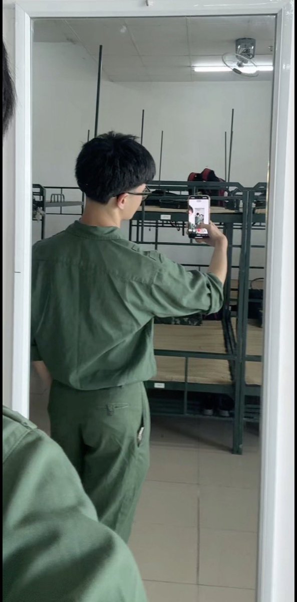 Andyyyne206's tweet photo. Trai thẳng sinh viên k6 đẹp trai kẹt tiền đóng học, ai giúp ib e với. Có chỗ SG https://t.co/apTzKGNV6E