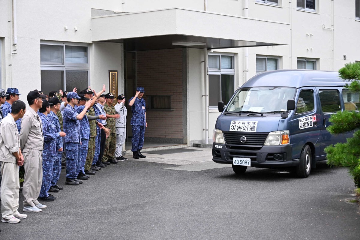 jmsdf_krh's tweet photo. #呉地方隊 #呉造修補給所吉浦貯油所 は、令和8年度熊本地震における捜索・人命救助のため､国際救助犬3頭及びハンドラー隊員3名を現地へ向け派出しました。一刻も早く救助を待つ方々の下へ向かい､全力を尽くしてまいります。
#自衛隊　
#呉地方総監部　
#災害派遣　
#命を守る　
#令和8年度熊本地震 https://t.co/JzdIKLZcWC