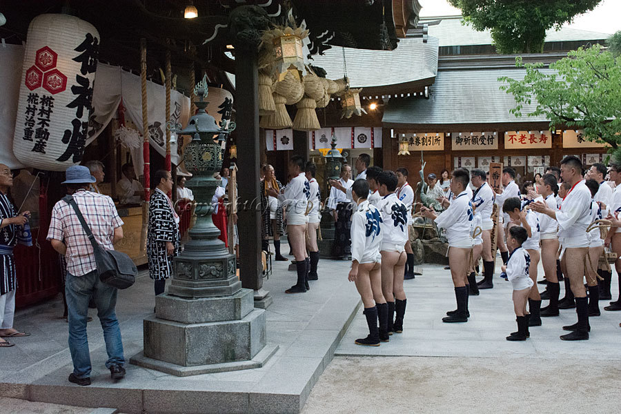 okiphoenix's tweet photo. 受け渡される時間－博多祇園山笠 #随筆 #エッセイ  https://t.co/bVqlK7IcV5 #博多祇園山笠 #山笠 #追い山 #福岡 #櫛田神社 #東大寺二月堂 #お水取り #エイサー #伝統文化 #継承 #時間 #季節の寄り道 https://t.co/st1UvgdIFY