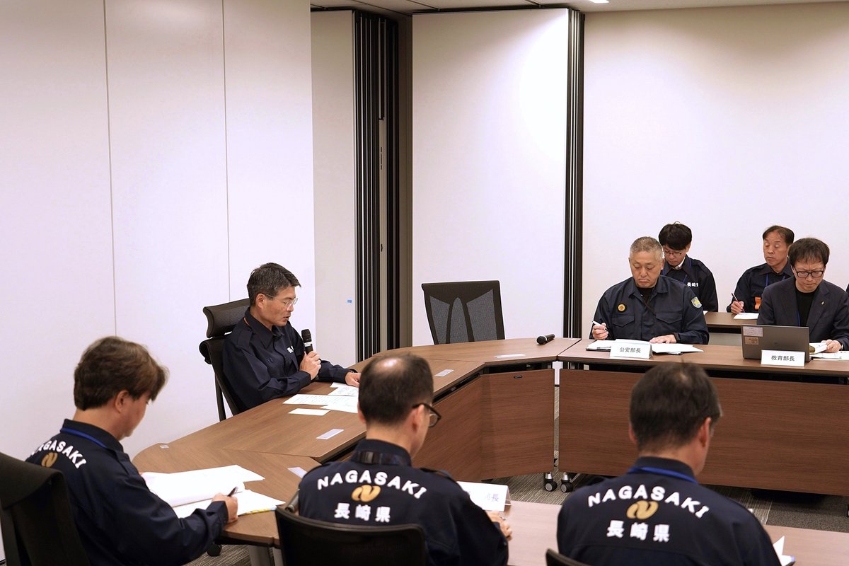 nagasakipmaster's tweet photo. 【知事から県民の皆様へ】
昨日発生した地震を受け、県では、引き続き、災害対策本部を設置し、市町や警察、消防、自衛隊などの関係機関と連携しながら、被害状況の確認と情報収集に全力で取り組んでおります。
現時点において、県内では人的被害を含め大きな被害は確認されておりません。しかしながら、今後も余震が発生する可能性があり、被害状況についても引き続き確認を進めているところです。
先程、溶岩ドーム及び眉山について、現時点では、大きな崩落に繋がる兆候は見られていないが、今後も引き続き、注意監視を継続していくとの報告がありました。関係機関において、適切な監視体制を確保してまいります。
県民の皆様におかれましては、引き続き、気象庁や行政機関が発表する正確な情報に基づき、ご自身やご家族の安全確保を最優先に行動していただくようお願いします。
県としましては、引き続き被害情報の収集と県民の安全確保に万全を期してまいります。県民の皆様には更なる地震の発生に十分注意いただき、冷静かつ状況に応じた安全な行動をお願いいたします。
また、報道機関の皆様におかれましては、引き続き正確かつ迅速な情報発信にご協力いただき、県民の安全確保に引き続きご協力くださるようお願いいたします。

県公式ウェブサイト⇒
https://t.co/xA7yopHbr3