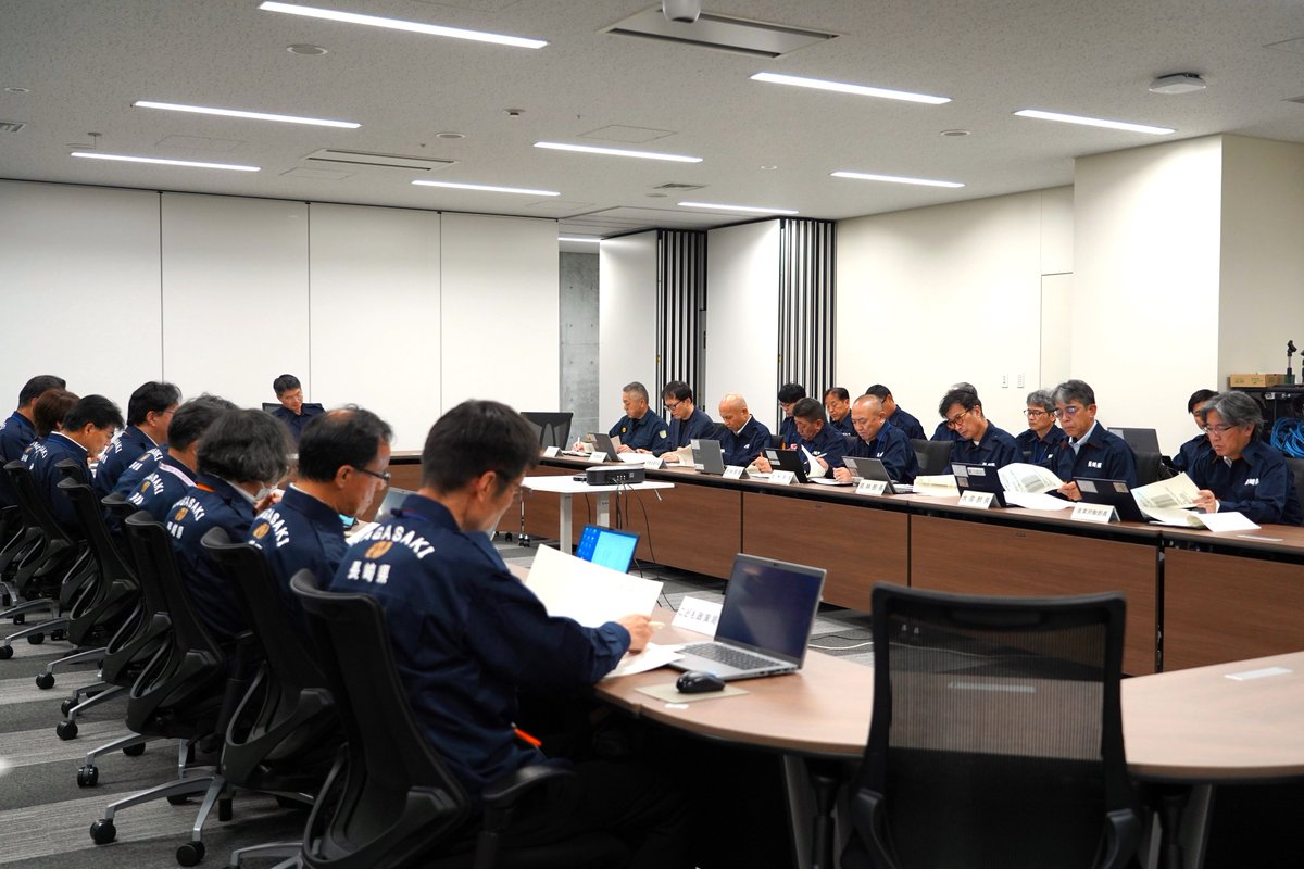 nagasakipmaster's tweet photo. 【知事から県民の皆様へ】
昨日発生した地震を受け、県では、引き続き、災害対策本部を設置し、市町や警察、消防、自衛隊などの関係機関と連携しながら、被害状況の確認と情報収集に全力で取り組んでおります。
現時点において、県内では人的被害を含め大きな被害は確認されておりません。しかしながら、今後も余震が発生する可能性があり、被害状況についても引き続き確認を進めているところです。
先程、溶岩ドーム及び眉山について、現時点では、大きな崩落に繋がる兆候は見られていないが、今後も引き続き、注意監視を継続していくとの報告がありました。関係機関において、適切な監視体制を確保してまいります。
県民の皆様におかれましては、引き続き、気象庁や行政機関が発表する正確な情報に基づき、ご自身やご家族の安全確保を最優先に行動していただくようお願いします。
県としましては、引き続き被害情報の収集と県民の安全確保に万全を期してまいります。県民の皆様には更なる地震の発生に十分注意いただき、冷静かつ状況に応じた安全な行動をお願いいたします。
また、報道機関の皆様におかれましては、引き続き正確かつ迅速な情報発信にご協力いただき、県民の安全確保に引き続きご協力くださるようお願いいたします。

県公式ウェブサイト⇒
https://t.co/xA7yopHbr3