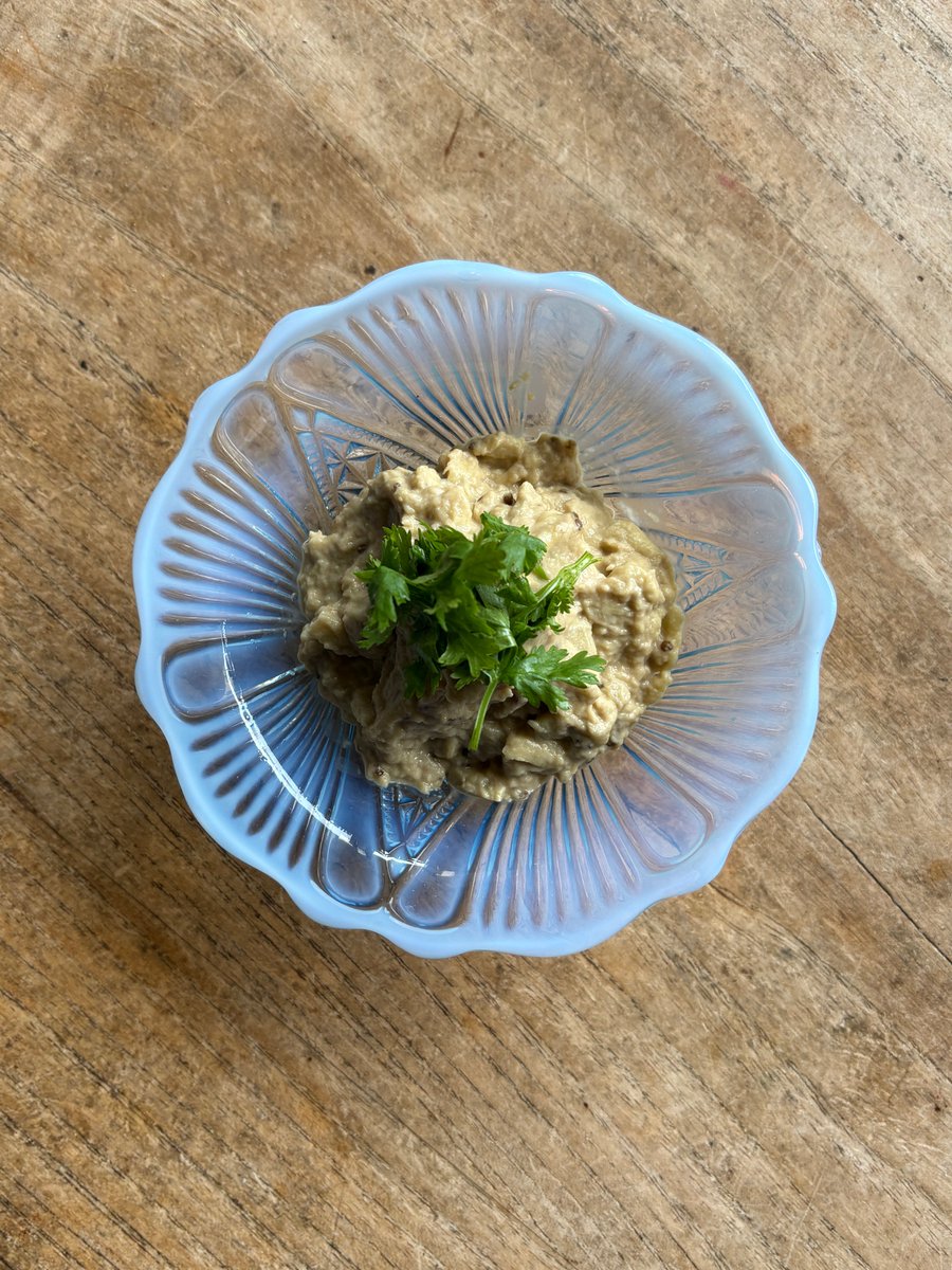 shirlywang's tweet photo. 北京の夏味といえばこれ、茄泥。「泥」はペースト状のものを指すので、日本語に訳せば「茄子のペースト」ということになる。皮をむいて柔らかく蒸した茄子をよくよく潰して水気を軽く絞り、白ごまペースト、ニンニク、塩、ごま油で和える。私は少しだけ米酢をたらすのが好き。最近は見た目重視で角切りを和えたものも多いけど、私は断然従来のペースト状支持派。丸茄子や米茄子で作るのがおすすめだけど、普通の茄子でももちろん可。剥いた皮もムダにはしない。一緒に蒸して、ニンニクと黒酢と醤油と少量の砂糖、ごま油でマリネして冷たく冷やして翌日にどうぞ。