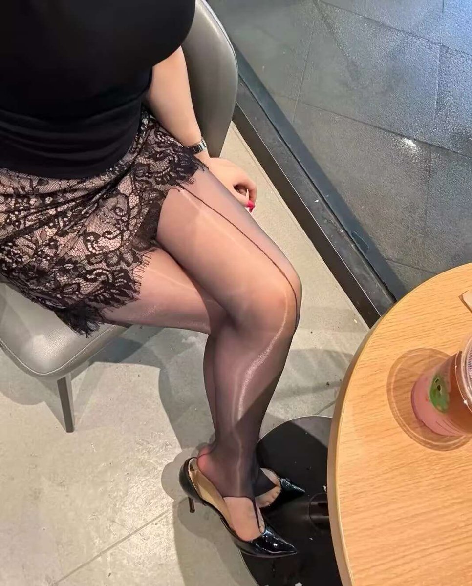 Berncngtonsf's tweet photo. 谁发明的夹脚趾丝袜，弄的jiojio痒痒的，像有人在舔似的舒服极了！ https://t.co/CnUEBBlDwk
