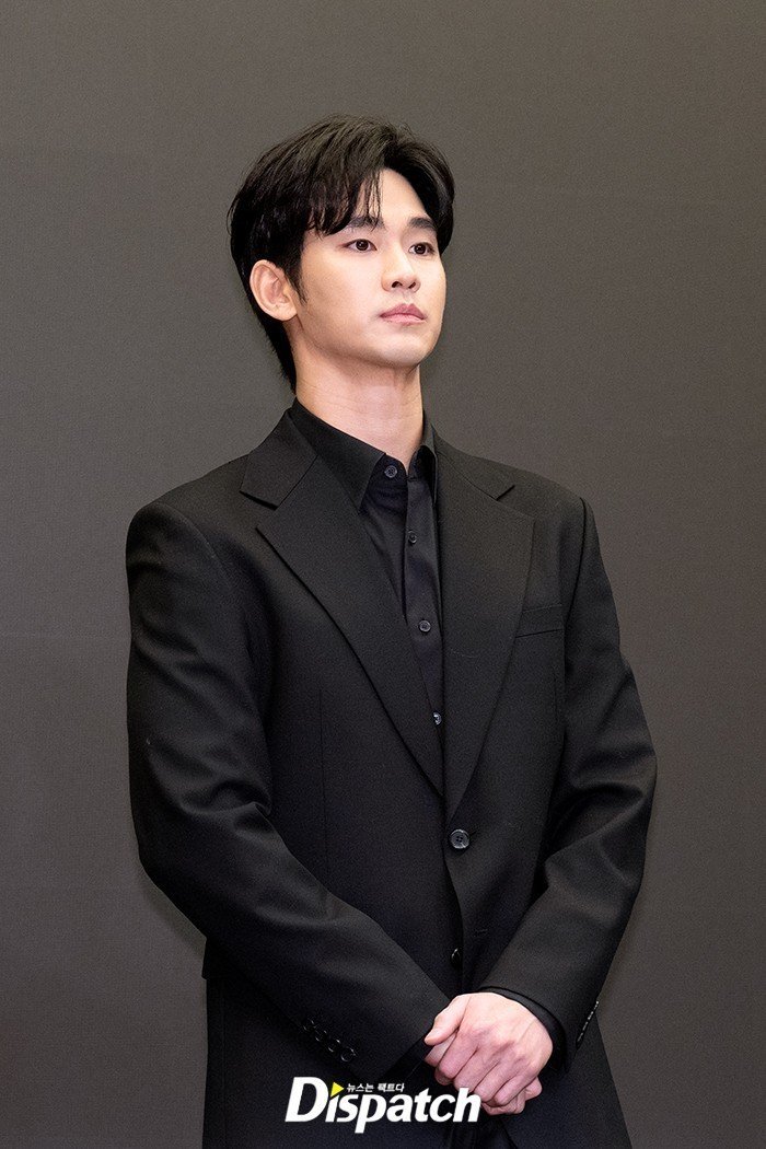 infodrakor_id's tweet photo. Menurut laporan Dispatch, Kim Soo Hyun dinyatakan tidak bersalah atas dugaan pelanggaran UU Perlindungan Anak

Polisi memutuskan tidak melanjutkan penyelidikan  terhadap Kim Soo Hyun atas dugaan pelanggaran UU Perlindungan Anak dan tuduhan laporan palsu. Polisi disebut telah menyelidiki dugaan hubungan saat Kim Sae Ron masih di bawah umur hingga tuduhan eksploitasi seksual terhadap anak, namun menyimpulkan tuduhan tersebut tidak terbukti.

Kasus ini bermula dari laporan keluarga Kim Sae Ron yang menuduh Kim Soo Hyun telah melakukan hubungan sek*sual dengan Kim Sae Ron saat masih berusia 14 tahun. Tuduhan itu didasarkan pada rekaman suara yang diputar dalam konferensi pers oleh Kim Se Ui dan pengacara Bu Ji Seok.

Namun, Dispatch menyebut hasil pemeriksaan forensik menemukan bahwa rekaman suara tersebut merupakan hasil manipulasi AI. Selain itu, sosok yang disebut sebagai kenalan dari New Jersey juga tidak dapat dipastikan identitas maupun keberadaannya oleh polisi.

Meski begitu, Kim Se Ui tetap bersikeras rekaman tersebut asli dan keluarga Kim Sae Ron tetap menjadikannya sebagai dasar laporan terhadap Kim Soo Hyun.

Sementara itu, Kim Se Ui kini telah didakwa dan ditahan atas dugaan menyebarkan informasi palsu yang mencemarkan nama baik Kim Soo Hyun. Sidang pertamanya dijadwalkan berlangsung pada Agustus mendatang.

https://t.co/QmEzyLEkXR