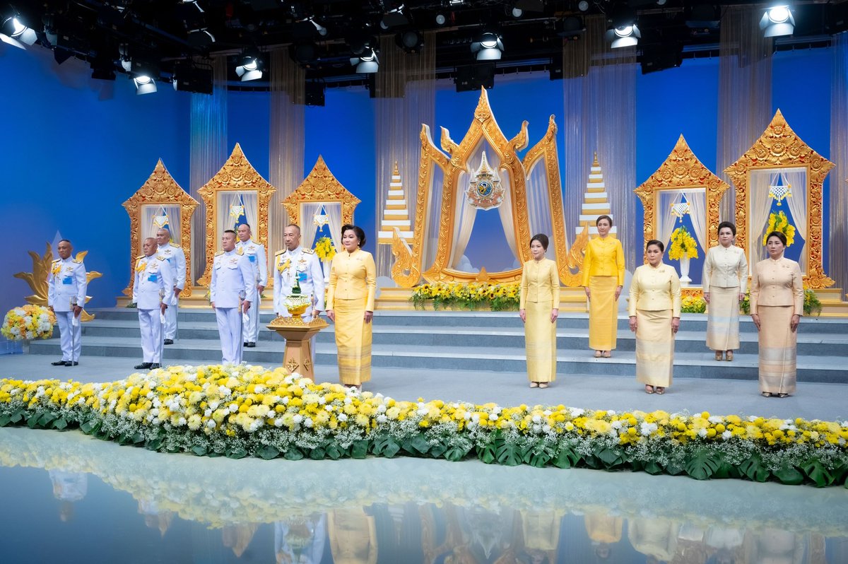 ANEWANEW's tweet photo. จนทุกวันนี้ยังไม่รู้ว่าจะกิจกรรมบันทึกเทปถวายพระพรอะไรแบบนี้ ทำไปเพื่ออะไร บันทึกเทปแล้วออกฉายทางโทรทัศน์ช่องไหน ใครเปิดดู ต่อให้มาเปิดดูแล้วได้อะไร  แต่เชื่อเถอะกิจกรรมพิธีการอะไรประเภทนี้ มันจะอยู่ไปอีกนานเท่านาน เพราะไม่มีใครกล้ายกเลิก ทั้งที่มันมีทั้งต้นทุน แล้วโดยเฉพาะพวกข้าราชการที่ควรเอาเวลาไปทำงานมากกว่า