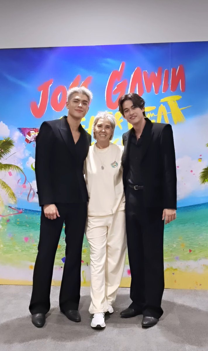 hyunnebunnie's tweet photo. Inilahhh yg ditunggu😚
Mamah mertua with anak lanang dan mantu kesayangan💕

#JossGawinConcert
#JossGawin https://t.co/BKioiUzmhc