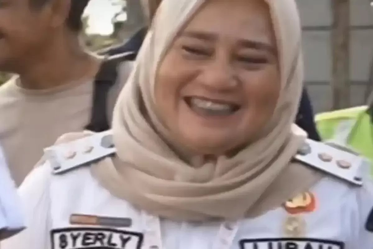 LambeSahamjja's tweet photo. klarifikasi inspektorat kota medan soal lurah yang viral "ciyee curhat dia bah" sama warganya sendiri:
- syerly juga pernah didemo warga desember 2025 
- soal dianggap enggak peduli pas banjir
- nah kemaren warga keluhkan lampu jalan & kriminalitas ke wali kota medan
- soalnya tidak pernah di indahhkan sama lurahnya
- warga sampe pasang lampu pake uang sendiri karena kawasan gelap
- sekarang lagi diperiksa inspektorat kota medan, terindikasi langgar etik