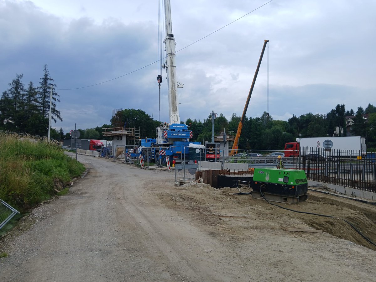 GDDKiA_Krakow's tweet photo. Dziś w nocy w Gaju montujemy belki na powstającej nad #zakopianka kładce dla pieszych🚶🚶♀️🚶♂️
To 1 z 3 kładek budowanych w tej okolicy👍
Od 22 do 5 #DK7 zwężona do 1⃣-go pasa w każdym kierunku
Ok. północy na pół godziny całkowicie zamkniemy ruch w tym miejscu🚧
@GDDKiA | @MI_GOV_PL https://t.co/EvQj8Vnqol