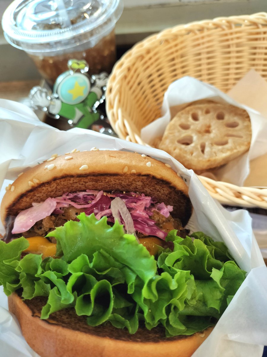 nawoki_hoshi's tweet photo. 今日のバーガー。久々のフレッシュネス美味しい https://t.co/Tj1DUcBiNP