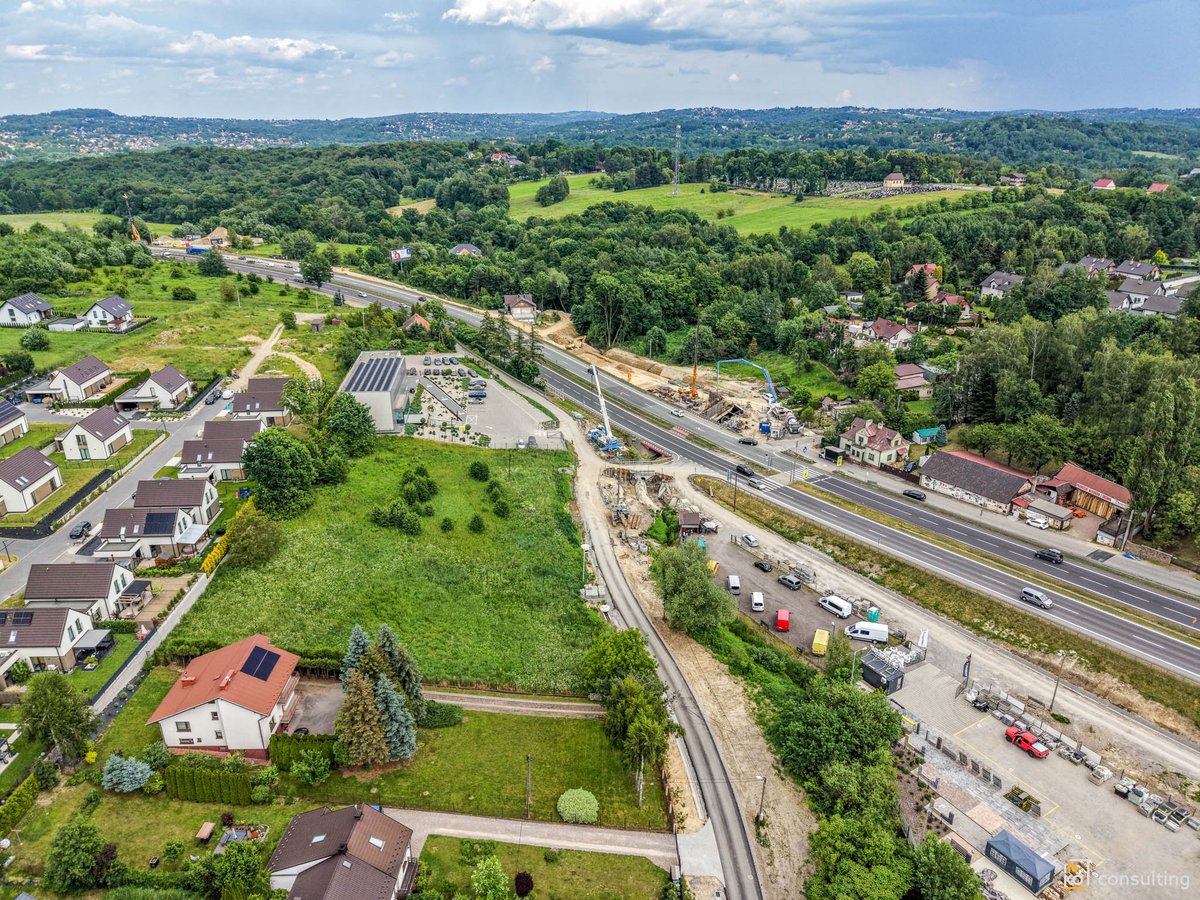GDDKiA_Krakow's tweet photo. Dziś w nocy w Gaju montujemy belki na powstającej nad #zakopianka kładce dla pieszych🚶🚶♀️🚶♂️
To 1 z 3 kładek budowanych w tej okolicy👍
Od 22 do 5 #DK7 zwężona do 1⃣-go pasa w każdym kierunku
Ok. północy na pół godziny całkowicie zamkniemy ruch w tym miejscu🚧
@GDDKiA | @MI_GOV_PL https://t.co/EvQj8Vnqol