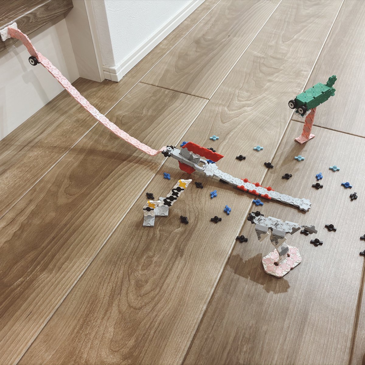 omsro's tweet photo. ニックネーム：(まちろ)
タイトル：(深海のお散歩〜リュウグウノツカイが釣り上げられちゃった！！)
年齢：(6)
@LaQbl 
 #べネックスLaQ作品コンテスト2026 https://t.co/IXAGiIziB1