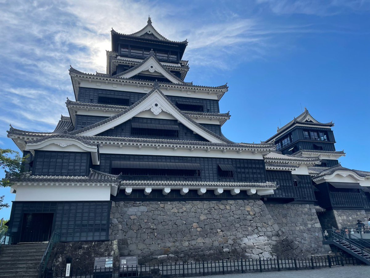 mikimurai's tweet photo. この度の熊本地震で被災された皆様に心よりお見舞い申し上げます。

実は私も昨日、熊本で旅行中に地震に遭い、帰れなくなっていましたが、本日東京に戻れました。怪我はなく、無事です。
地震の前日、熊本城を訪れて、復興10年に思いを馳せていたばかりだったのに…。悲しく、やるせない気持ちです。 https://t.co/HOBgO0UVN1