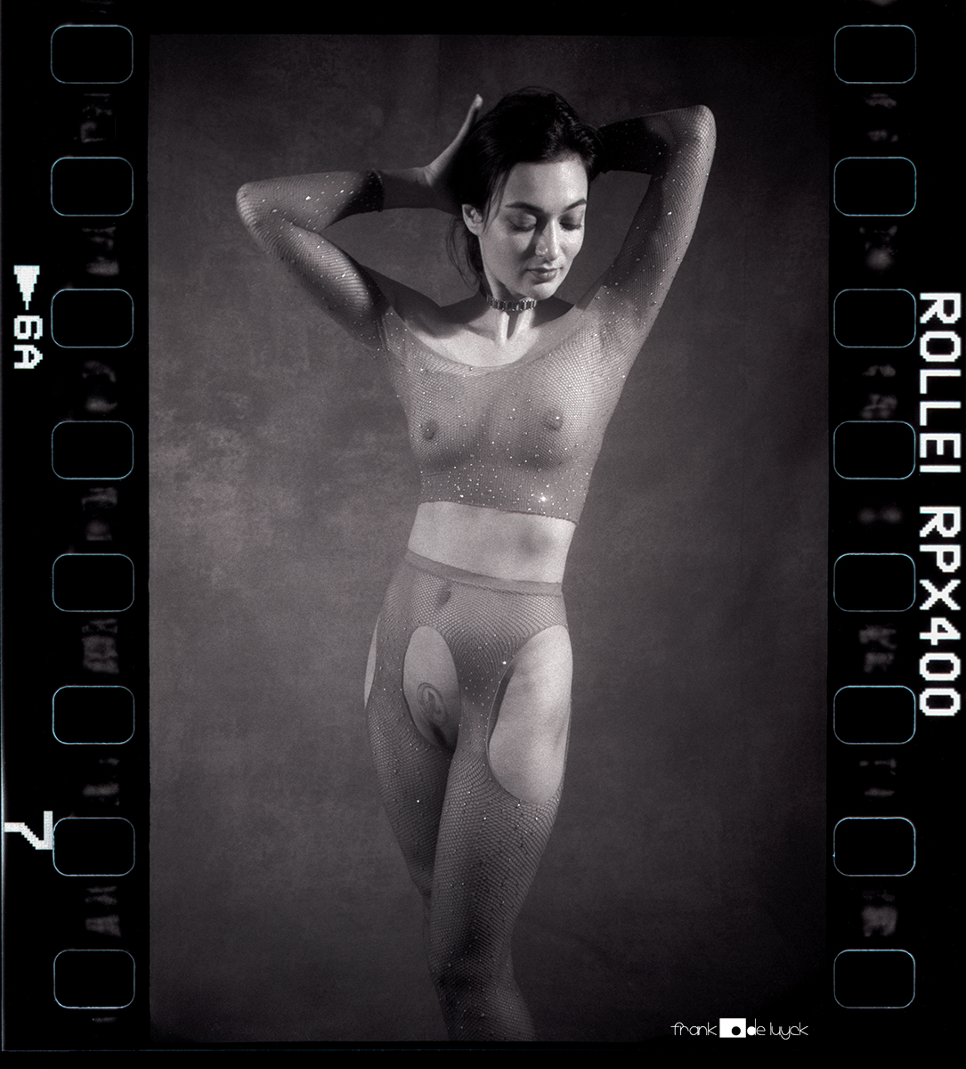 FrankDeLuyck's tweet photo. Naya #modelshoot #blackandwhite #portrait #series #artnude #35mmfilm #rollei #RPX400 #nikon #pointandshoot #nikonL35AF https://t.co/dTVXgiagx7