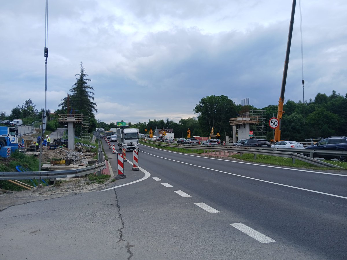 GDDKiA_Krakow's tweet photo. Dziś w nocy w Gaju montujemy belki na powstającej nad #zakopianka kładce dla pieszych🚶🚶♀️🚶♂️
To 1 z 3 kładek budowanych w tej okolicy👍
Od 22 do 5 #DK7 zwężona do 1⃣-go pasa w każdym kierunku
Ok. północy na pół godziny całkowicie zamkniemy ruch w tym miejscu🚧
@GDDKiA | @MI_GOV_PL https://t.co/EvQj8Vnqol