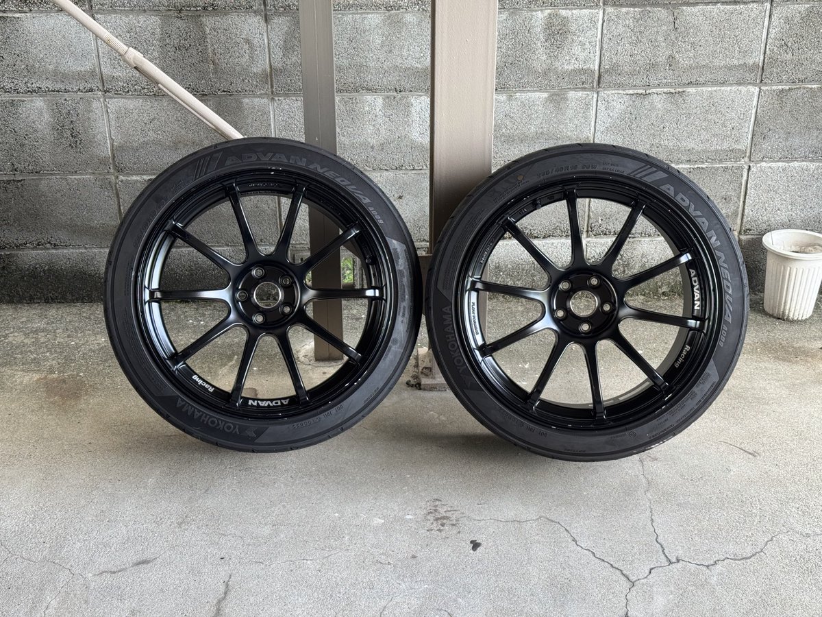 4cforc's tweet photo. 先日某ヤフオクで売却したホイール。早速別の某フリマサイトで転売されてた。倍の値段でw まぁ購入した物をいくらで転売しようがそれは現所有者の自由。 でもね、、写真くらいは自分で撮れ！盗用するな。売れ残ってくれw
転売者が元4c乗りなのが悲しい。 https://t.co/lQ7VCiuiJ3
