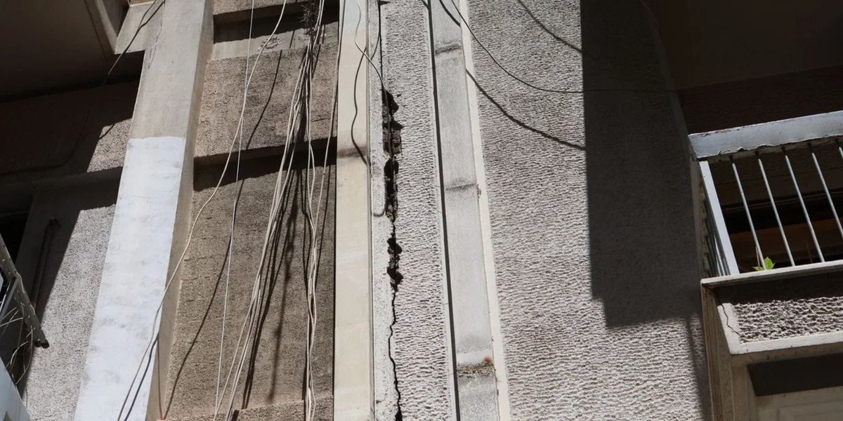 ISyggros's tweet photo. Γείτονας είμαι, χίλια δίκια έχετε να δυσανασχετείτε με τις ρωγμές αλλά κάπου κράτει ρε παιδιά. Αυτή η ρωγμή από την #κυψελη που φιγουράρει εβδομάδες τώρα, αν μπείτε στο google maps είναι από το 2019! Κάτι μου θύμιζε. #γραμμη4 #δουκας https://t.co/a8Sredfzht