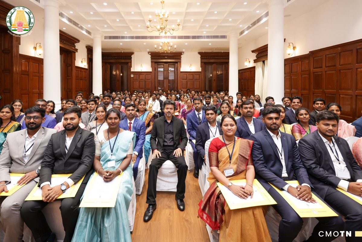CMOTamilnadu's tweet photo. தமிழ்நாடு அரசுப் பணியாளர் தேர்வாணையம் மூலம் தொகுதி-I பணிகளுக்கும், தமிழ்நாடு மாசு கட்டுப்பாடு வாரியத்தின் பல்வேறு பணியிடங்களுக்கும் தெரிவு செய்யப்பட்டுள்ள 126 நபர்களுக்குப் பணிநியமன ஆணைகளை மாண்புமிகு தமிழ்நாடு முதலமைச்சர் திரு. ச. ஜோசப் விஜய் அவர்கள் வழங்கினார்.  
#CMJosephVijay‌