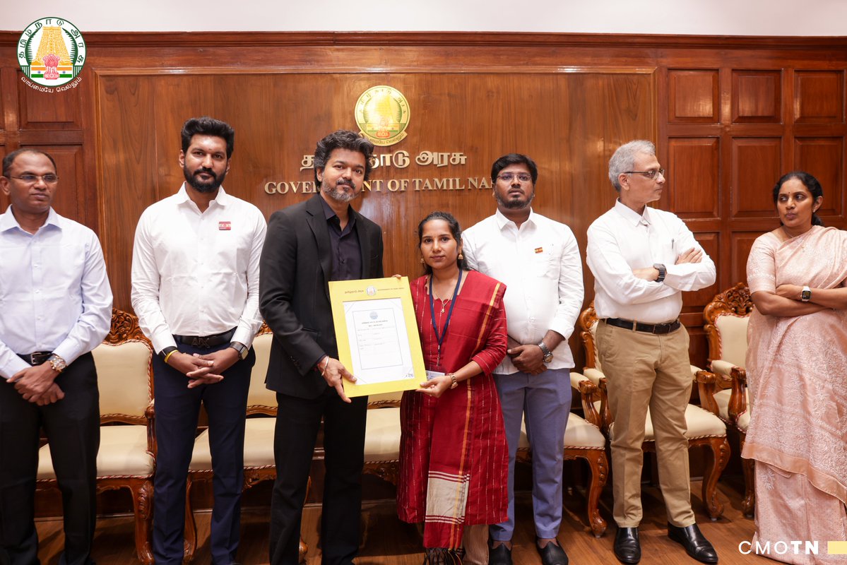CMOTamilnadu's tweet photo. தமிழ்நாடு அரசுப் பணியாளர் தேர்வாணையம் மூலம் தொகுதி-I பணிகளுக்கும், தமிழ்நாடு மாசு கட்டுப்பாடு வாரியத்தின் பல்வேறு பணியிடங்களுக்கும் தெரிவு செய்யப்பட்டுள்ள 126 நபர்களுக்குப் பணிநியமன ஆணைகளை மாண்புமிகு தமிழ்நாடு முதலமைச்சர் திரு. ச. ஜோசப் விஜய் அவர்கள் வழங்கினார்.  
#CMJosephVijay‌