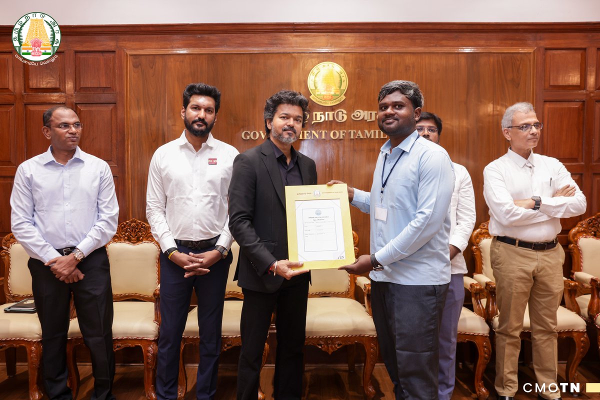 CMOTamilnadu's tweet photo. தமிழ்நாடு அரசுப் பணியாளர் தேர்வாணையம் மூலம் தொகுதி-I பணிகளுக்கும், தமிழ்நாடு மாசு கட்டுப்பாடு வாரியத்தின் பல்வேறு பணியிடங்களுக்கும் தெரிவு செய்யப்பட்டுள்ள 126 நபர்களுக்குப் பணிநியமன ஆணைகளை மாண்புமிகு தமிழ்நாடு முதலமைச்சர் திரு. ச. ஜோசப் விஜய் அவர்கள் வழங்கினார்.  
#CMJosephVijay‌