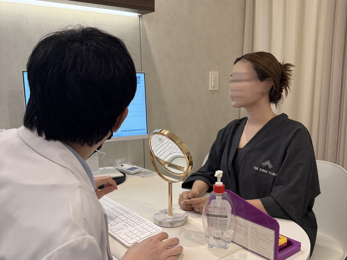 aik_ooooO's tweet photo. さっしーが通ってるって聞いてずっと気になってたTHE SINSA CLINICに行ってきた🇰🇷✨ 私は首シワフィラーのベロテロ1ccを.ᐟ.ᐟ 

カロスキル(高級街)という立地なのにコスパが良くて、院長先生が一人ひとり個室で丁寧に診察・施術まで担当してくれたから好感触🥹💕

流れ作業のような工場系クリニックとは違って、肌悩みに合わせて本当に必要な施術を提案してくれるので安心◎ 日本語通訳さんが常駐していて、LINEも日本語対応なので不安なし🤍

院内も落ち着いた空間でリラックスできるし、なにより日曜日も営業しているから旅行中でも予定を組みやすいのが嬉しい💡💡💡

また経過載せます！！