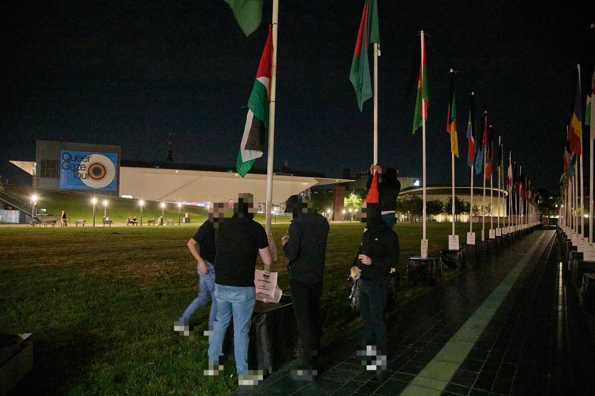PietKrant's tweet photo. 🏳️‍🌈 Zero Flags Project, of toch niet?

Jarenlang hing de Palestijnse vlag hier, logisch: in Palestijnse gebieden worden homo’s van daken gegooid.

Dit jaar ontbrak die vlag opeens. Vannacht hingen mensen ’m zelf op bij het Museumplein.

Niet uit haat, maar uit consistentie. https://t.co/3jApK3NF2z