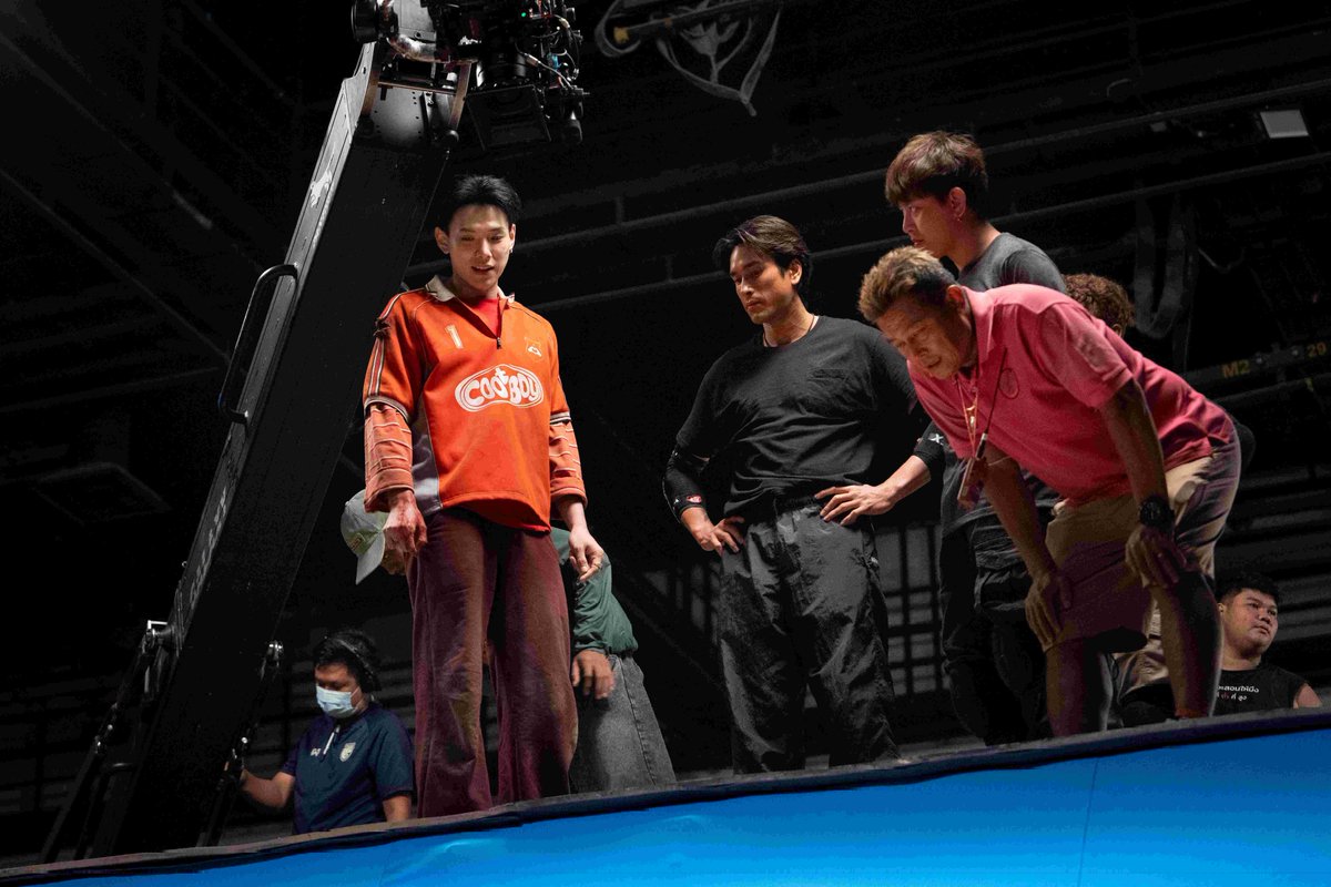 mayaonline2002's tweet photo. ต้าห์อู๋ พิทยา #DAOU พลิกบทบาทสะเทือน Netflix จากพระเอกธงเขียวสู่ "โป้" ตัวร้ายธงดำใน #คนเดือดทวงแค้น ที่ล่าสุดทะยานสู่ Top 10 Netflix Global Chart เป็นที่เรียบร้อย

#ต้าห์อู๋ ในบท "โป้" ที่โหดร้ายกับทุกคน แต่แทนตนว่า "หนู"กับคุณแม่ จนกลายเป็นไวรัลในโซเชียลมีเดีย กล่าวถึงบทบาทนี้ว่า 

“การรับบทโป้ทั้งหนักและโหดมากครับ แต่ก็เป็นบทที่ท้าทายและน่าตื่นเต้น ผมเชื่อว่าคนที่โหดเหี้ยมขนาดนี้ต้องมีเหตุผลรองรับ เลยทำการบ้านร่วมกับครูสอนการแสดงเพื่อค้นหาแรงขับเคลื่อนของตัวละคร ว่าอะไรทำให้โป้กลายเป็นคนที่พร้อมใช้ความรุนแรงได้ขนาดนี้ เพราะสิ่งเหล่านั้นจะสะท้อนออกมาผ่านทุกการกระทำและความคิดของเขา สุดท้ายแล้ว ถ้าผู้ชมเกลียดโป้ ผมก็ถือว่าทำหน้าที่ในฐานะนักแสดงได้สำเร็จครับ”

#NetflixTH