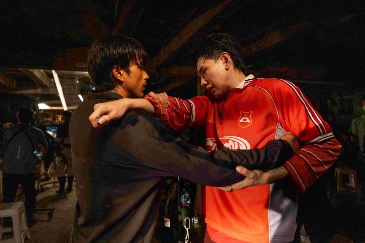 mayaonline2002's tweet photo. ต้าห์อู๋ พิทยา #DAOU พลิกบทบาทสะเทือน Netflix จากพระเอกธงเขียวสู่ "โป้" ตัวร้ายธงดำใน #คนเดือดทวงแค้น ที่ล่าสุดทะยานสู่ Top 10 Netflix Global Chart เป็นที่เรียบร้อย

#ต้าห์อู๋ ในบท "โป้" ที่โหดร้ายกับทุกคน แต่แทนตนว่า "หนู"กับคุณแม่ จนกลายเป็นไวรัลในโซเชียลมีเดีย กล่าวถึงบทบาทนี้ว่า 

“การรับบทโป้ทั้งหนักและโหดมากครับ แต่ก็เป็นบทที่ท้าทายและน่าตื่นเต้น ผมเชื่อว่าคนที่โหดเหี้ยมขนาดนี้ต้องมีเหตุผลรองรับ เลยทำการบ้านร่วมกับครูสอนการแสดงเพื่อค้นหาแรงขับเคลื่อนของตัวละคร ว่าอะไรทำให้โป้กลายเป็นคนที่พร้อมใช้ความรุนแรงได้ขนาดนี้ เพราะสิ่งเหล่านั้นจะสะท้อนออกมาผ่านทุกการกระทำและความคิดของเขา สุดท้ายแล้ว ถ้าผู้ชมเกลียดโป้ ผมก็ถือว่าทำหน้าที่ในฐานะนักแสดงได้สำเร็จครับ”

#NetflixTH