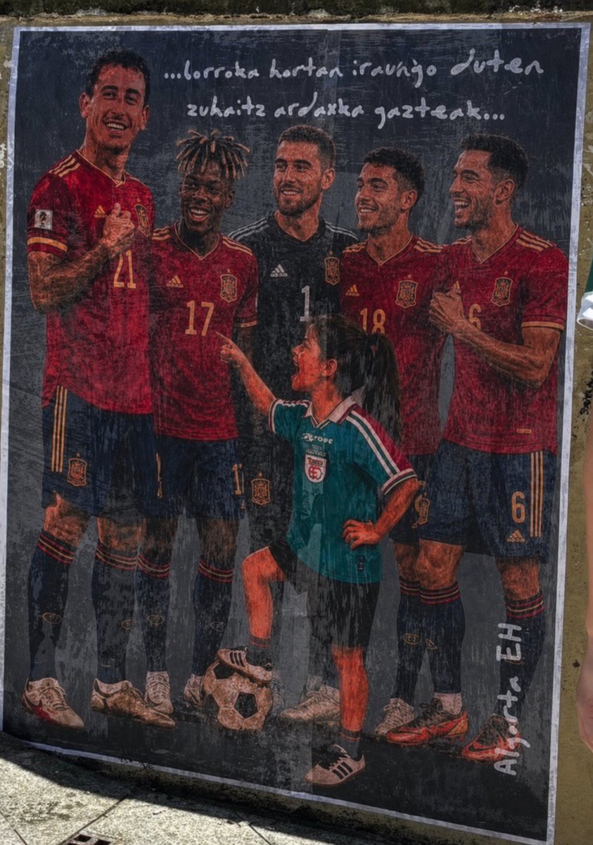markeltopa's tweet photo. Muralaren gauzarik garrantzitsuena ez da neskatoa Realeko, Athleticeko ala Osasunako jokalari bati begira dagoen. Garrantzitsuena transmititzen duen mezua da. 
Utz ditzagun probintzialismoak alde batera!
Gora gu ta gutarrak! #EuskalSekezioak https://t.co/zvDn2p1KPE