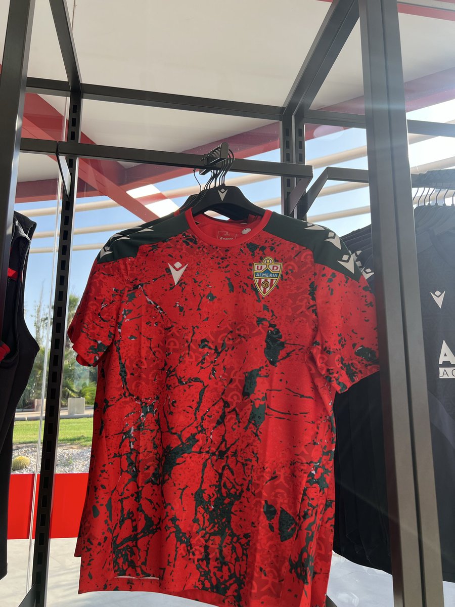 LaVozDeporteAlm's tweet photo. 👕Las nuevas prendas prepartido del Almería https://t.co/yM6frkJPft