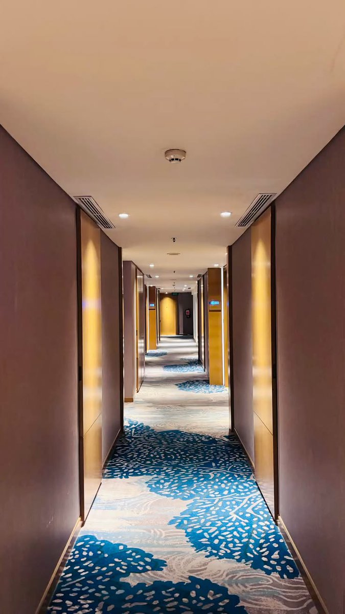 Insomniadiary55's tweet photo. Lagi nginep di salah satu hotel ⭐️5, dan karena nginepnya pas weekday, iseng nanya ke receptionist 
🌝 hari ini sepi ya? 
🧝‍♀️ oh hari ini kebetulan ada grup jadi ramai, pesan 160 kamar 
🌝 oalah corporate ya? 
🧝‍♀️ senyumm Dalam hati: wah hebat corporate nya ngeluarin dana besar padahal semalam aja udh berapa tuh Pas lewat depan meeting room ada tulisan “kemen…”
My brain is mathing 🧮

cc : ruangansambat