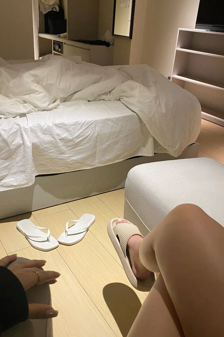 Insomniadiary55's tweet photo. Lagi nginep di salah satu hotel ⭐️5, dan karena nginepnya pas weekday, iseng nanya ke receptionist 
🌝 hari ini sepi ya? 
🧝‍♀️ oh hari ini kebetulan ada grup jadi ramai, pesan 160 kamar 
🌝 oalah corporate ya? 
🧝‍♀️ senyumm Dalam hati: wah hebat corporate nya ngeluarin dana besar padahal semalam aja udh berapa tuh Pas lewat depan meeting room ada tulisan “kemen…”
My brain is mathing 🧮

cc : ruangansambat