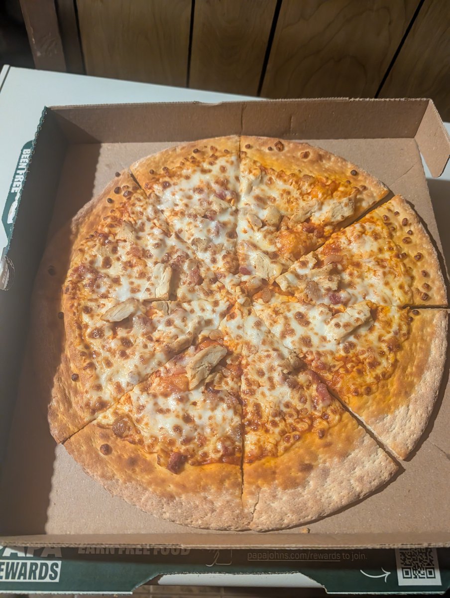 MLinn78's tweet photo. @AskPapaJohns  are all of your pizzas made with 3-4" of crust? https://t.co/W84KvrXrEh