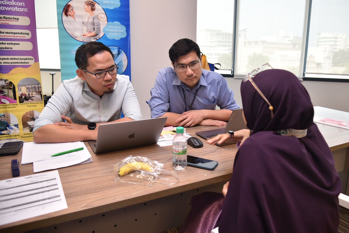ukm_my's tweet photo. 𝐇𝐂𝐓𝐌 𝐝𝐚𝐧 𝐒𝐏𝐀 𝐉𝐚𝐲𝐚𝐤𝐚𝐧 𝐁𝐮𝐝𝐚𝐲𝐚 𝐆𝐚𝐲𝐚 𝐇𝐢𝐝𝐮𝐩 𝐒𝐢𝐡𝐚𝐭 𝐖𝐚𝐫𝐠𝐚 𝐏𝐞𝐫𝐤𝐡𝐢𝐝𝐦𝐚𝐭𝐚𝐧 𝐀𝐰𝐚𝐦

Hospital Canselor Tuanku Muhriz (HCTM) dengan kerjasama Suruhanjaya Perkhidmatan Awam (SPA) mengadakan Program Pemeriksaan Kesihatan di Bangunan SPA, Putrajaya.
 
Seramai 200 kakitangan SPA hadir ke program ini bagi menyertai aktiviti seperti pemeriksaan kesihatan, reruai promosi kesihatan, ujian 'Pap Smear' dan 'Human Papilomavirus' (HPV), Pemeriksaan Sendiri Payudara (PSP), Imbasan Pelvik Ultrasound dan Ujian Kesihatan Lelaki. 

Inisiatif ini dilaksanakan selaras dengan keperluan Pekeliling Perkhidmatan Sumber Manusia (PPSM) Ceraian SR.2.5.1 berkenaan Prosedur Pemeriksaan Kesihatan Pegawai Perkhidmatan Awam dan Perisytiharaan Rekod Kesihatan melalui Sistem HRMIS dalam usaha membudayakan gaya hidup sihat dalam kalangan penjawat awam.  

Antara jabatan HCTM yang terlibat ialah Jabatan Obstetrik dan Ginekologi, Jabatan Perkhidmatan Kejururawatan, Jabatan Surgeri, Jabatan Khidmat Pelanggan, Poliklinik Warga, Pejabat Pengarah, Jabatan Perkhidmatan Pemulihan Perubatan dan Pusat Reproduktif Termaju (ARC).

Antara yang hadir ialah Setiausaha SPA, Datuk Ikhbal Hanam Mukras dan Timbalan-Timbalan Pengarah Jabatan di HCTM.  

Kerjasama strategik antara HCTM dan SPA ini membuktikan komitmen berterusan kedua-dua pihak dalam memastikan tahap kesihatan warga perkhidmatan awam sentiasa berada pada tahap optimum, sekali gus dapat meningkatkan produktiviti dan kualiti penyampaian perkhidmatan kepada masyarakat.

#Tekad57 
#UniversitiKebangsaanMalaysia
#ImanIlmuAmal
#UKM
#UKMSharing