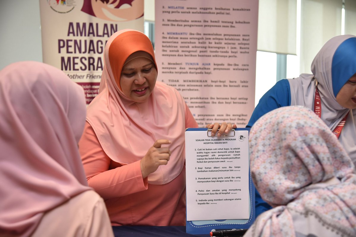 ukm_my's tweet photo. 𝐇𝐂𝐓𝐌 𝐝𝐚𝐧 𝐒𝐏𝐀 𝐉𝐚𝐲𝐚𝐤𝐚𝐧 𝐁𝐮𝐝𝐚𝐲𝐚 𝐆𝐚𝐲𝐚 𝐇𝐢𝐝𝐮𝐩 𝐒𝐢𝐡𝐚𝐭 𝐖𝐚𝐫𝐠𝐚 𝐏𝐞𝐫𝐤𝐡𝐢𝐝𝐦𝐚𝐭𝐚𝐧 𝐀𝐰𝐚𝐦

Hospital Canselor Tuanku Muhriz (HCTM) dengan kerjasama Suruhanjaya Perkhidmatan Awam (SPA) mengadakan Program Pemeriksaan Kesihatan di Bangunan SPA, Putrajaya.
 
Seramai 200 kakitangan SPA hadir ke program ini bagi menyertai aktiviti seperti pemeriksaan kesihatan, reruai promosi kesihatan, ujian 'Pap Smear' dan 'Human Papilomavirus' (HPV), Pemeriksaan Sendiri Payudara (PSP), Imbasan Pelvik Ultrasound dan Ujian Kesihatan Lelaki. 

Inisiatif ini dilaksanakan selaras dengan keperluan Pekeliling Perkhidmatan Sumber Manusia (PPSM) Ceraian SR.2.5.1 berkenaan Prosedur Pemeriksaan Kesihatan Pegawai Perkhidmatan Awam dan Perisytiharaan Rekod Kesihatan melalui Sistem HRMIS dalam usaha membudayakan gaya hidup sihat dalam kalangan penjawat awam.  

Antara jabatan HCTM yang terlibat ialah Jabatan Obstetrik dan Ginekologi, Jabatan Perkhidmatan Kejururawatan, Jabatan Surgeri, Jabatan Khidmat Pelanggan, Poliklinik Warga, Pejabat Pengarah, Jabatan Perkhidmatan Pemulihan Perubatan dan Pusat Reproduktif Termaju (ARC).

Antara yang hadir ialah Setiausaha SPA, Datuk Ikhbal Hanam Mukras dan Timbalan-Timbalan Pengarah Jabatan di HCTM.  

Kerjasama strategik antara HCTM dan SPA ini membuktikan komitmen berterusan kedua-dua pihak dalam memastikan tahap kesihatan warga perkhidmatan awam sentiasa berada pada tahap optimum, sekali gus dapat meningkatkan produktiviti dan kualiti penyampaian perkhidmatan kepada masyarakat.

#Tekad57 
#UniversitiKebangsaanMalaysia
#ImanIlmuAmal
#UKM
#UKMSharing