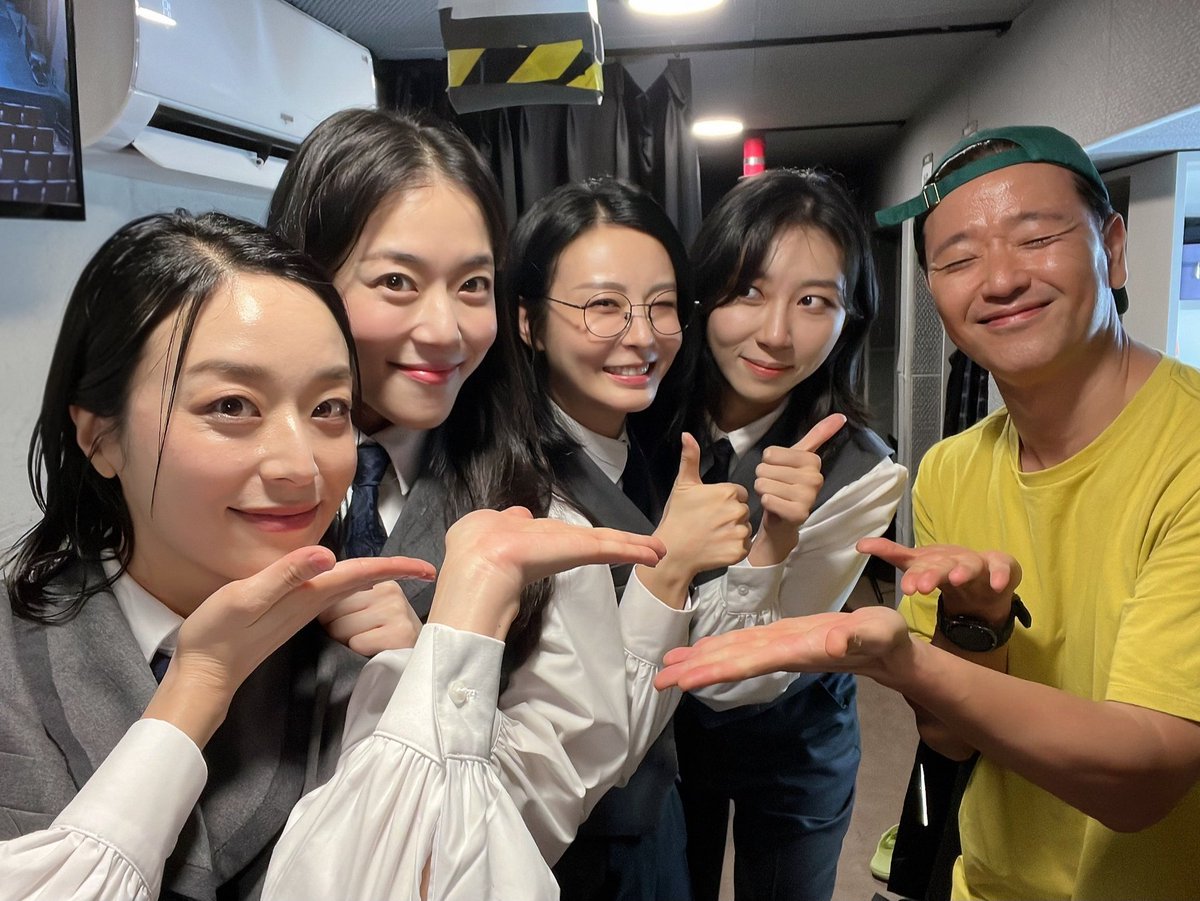 boramoo_archive's tweet photo. [260729] 글림 컴퍼니 × 게시글

🎩 SPECIAL PHOTO

퍼포머 𝑷𝒆𝒓𝒇𝒐𝒓𝒎𝒆𝒓
#장보람
(재연 1차 시즌의 맏형 퍼포머! 배수빈 배우가 <지킬앤하이드>를 방문해주셨습니다🤗) https://t.co/pjGaWcbIob