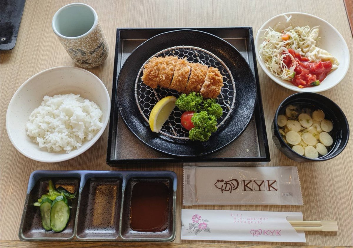 yuuki_bj's tweet photo. #とんかつKYK 様でランチ🍽️
大好きなヘレとんカツ膳😍
阪急32番街店に初めて行ったのですが
他店と違い膳を注文するとカレー、サラダ、ご飯、お味噌汁、ドリンクがビュッフェコーナーで取り放題🤩
高層ビルの景色を眺めながらパクパクと食べお腹いっぱい🈵
美味しく完食😋
ご馳走様でした😊 https://t.co/JeZbuqmm6k