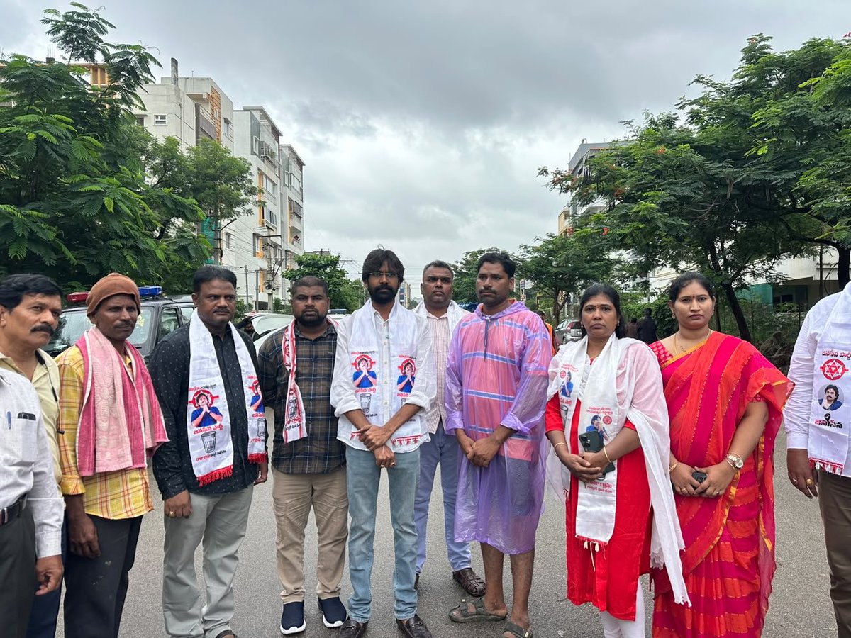 drmaadhavareddy's tweet photo. వైశాలి నగర్ విషాద ఘటనపై జనసేన పార్టీ నిరసన – బాధ్యులపై కఠిన చర్యలు తీసుకోవాలని డిమాండ్

వైశాలి నగర్ రైల్వే అండర్‌పాస్ సమీపంలో బాలయ్య అనే వ్యక్తి మ్యాన్‌హోల్‌లో పడి ప్రాణాలు కోల్పోయిన అత్యంత విషాదకర సంఘటన పట్ల జనసేన పార్టీ తీవ్ర దిగ్భ్రాంతి వ్యక్తం చేసింది. ఈ ఘటనలో మృతి చెందిన బాలయ్య కుటుంబానికి జనసేన పార్టీ తన ప్రగాఢ సానుభూతిని తెలియజేస్తూ, వారి కుటుంబానికి అండగా ఉంటామని పేర్కొంది.

ఈ ఘటనపై పూర్తి స్థాయి, పారదర్శక విచారణ నిర్వహించి, సంఘటనకు బాధ్యులైన అధికారులపై మరియు సంబంధిత బాధ్యులపై చట్టపరమైన చర్యలు తీసుకోవాలని జనసేన పార్టీ ప్రభుత్వాన్ని డిమాండ్ చేసింది. అలాగే బాధిత కుటుంబానికి తగిన నష్టపరిహారం అందించడంతో పాటు కుటుంబ సభ్యుల్లో ఒకరికి ప్రభుత్వ పరంగా ఉపాధి కల్పించాలని కోరింది.

ప్రజల ప్రాణాలకు ముప్పు కలిగించే విధంగా తెరిచి ఉన్న మ్యాన్‌హోల్స్, డ్రైనేజీ వ్యవస్థల లోపాలు, రహదారుల నిర్వహణలో ఉన్న సమస్యలను యుద్ధప్రాతిపదికన పరిష్కరించాలని, ఇలాంటి విషాద సంఘటనలు భవిష్యత్తులో పునరావృతం కాకుండా శాశ్వత చర్యలు చేపట్టాలని జనసేన పార్టీ డిమాండ్ చేసింది.

 జనసేన పార్టీ శేరిలింగంపల్లి నియోజకవర్గం ఆధ్వర్యంలో వైశాలి నగర్ ప్రాంతంలో నిరసన కార్యక్రమం నిర్వహించడం జరిగింది. ఈ సందర్భంగా పార్టీ నాయకులు, జనసైనికులు, వీర మహిళలు మరియు స్థానిక ప్రజలు పెద్ద సంఖ్యలో పాల్గొని బాధిత కుటుంబానికి న్యాయం చేయాలని ప్రభుత్వాన్ని కోరారు.

ప్రవీణ్ సాహు, సుధాకర్, నవీన్, శివ, రవి శర్మ , గఫార్, వీరమహిళలు పుష్పలత, అనుపమ మరియు జనసైనికులు పాల్గొన్నారు

 @JSPTelangana
@JSPShatagniTeam @JanaSenaParty @itsRamTalluri @NagaBabuOffl