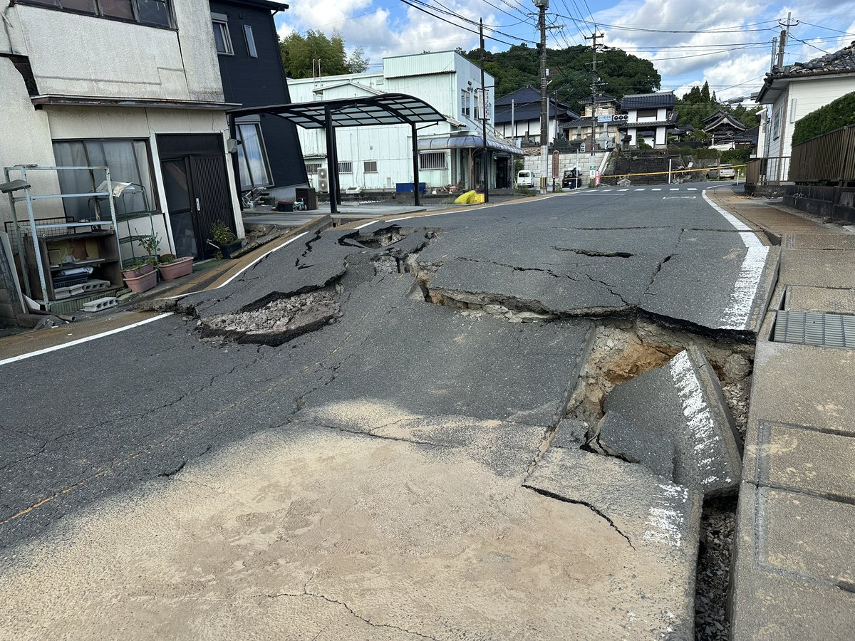 jibansaigai's tweet photo. 小川町小川。
地理院地図の日奈久断層帯に一致。
このあたりでは、横ずれより上下動の影響が大きいか。
断層延長線上にある家屋の被害大。 https://t.co/KpOkehSuql